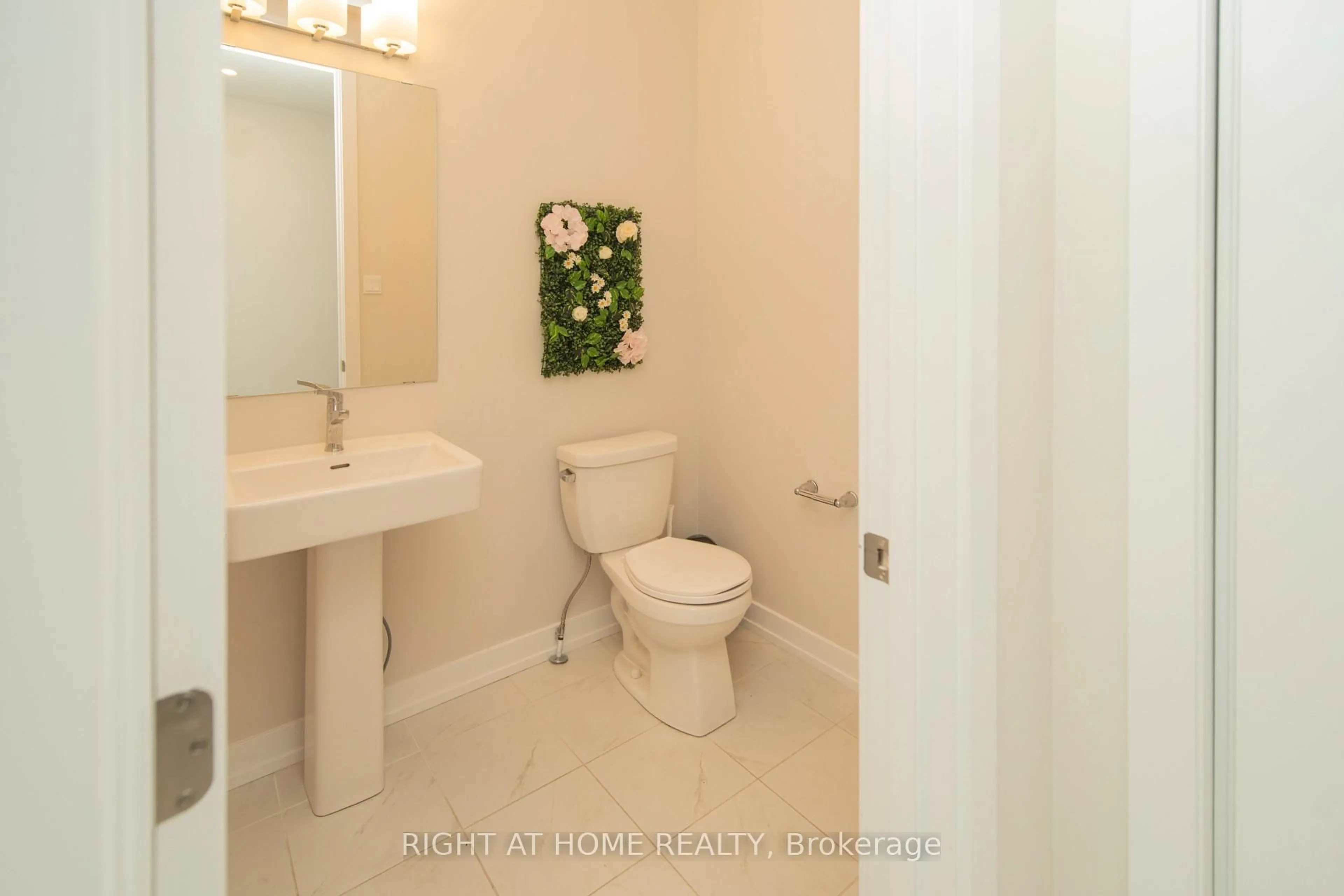 Standard bathroom, ceramic/tile floor for 942 Seagrave Lane, Richmond Ontario K0A 2Z0