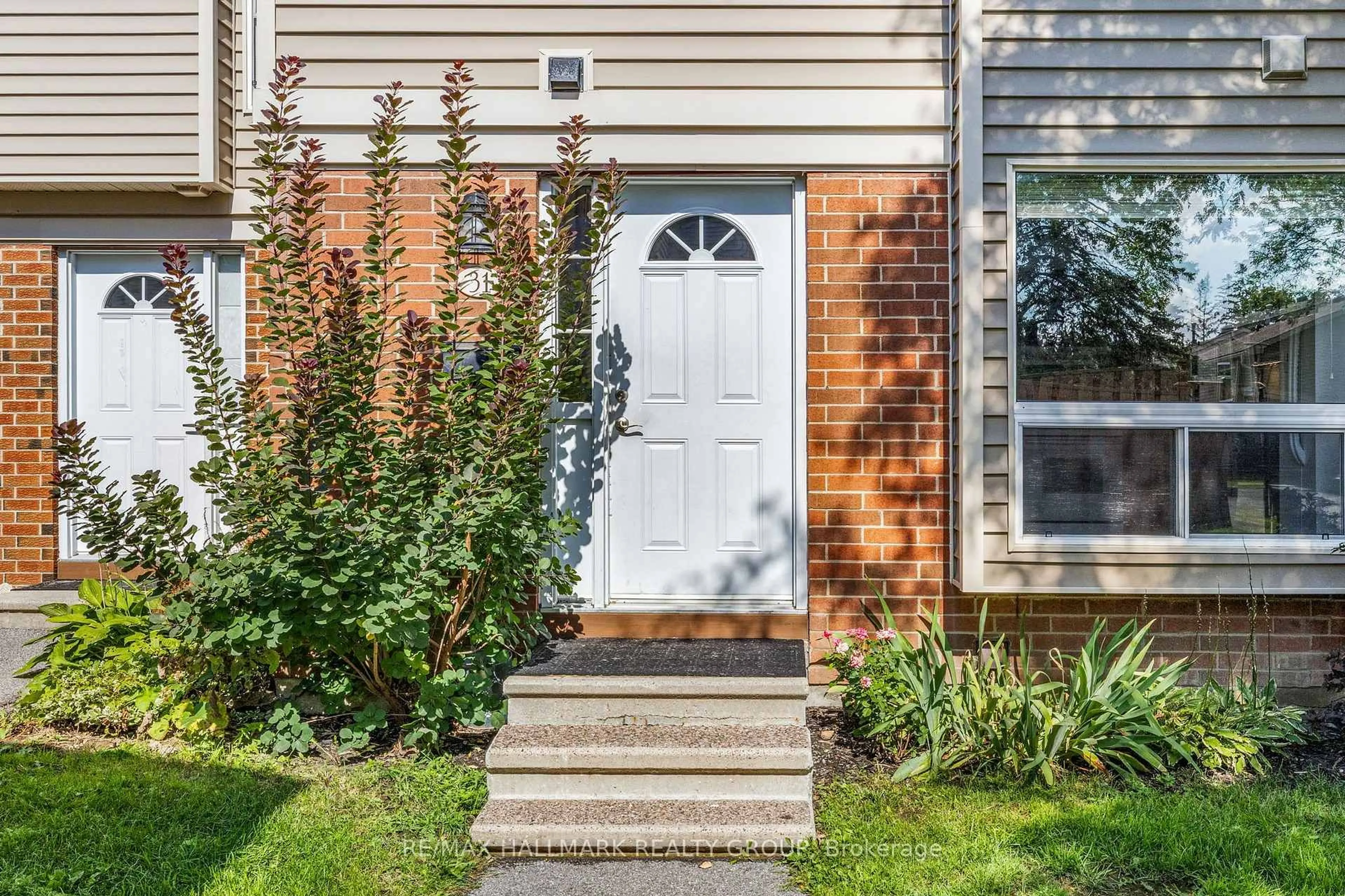 Home with vinyl exterior material, street for 840 Cahill Dr #31, Ottawa Ontario K1V 9K5