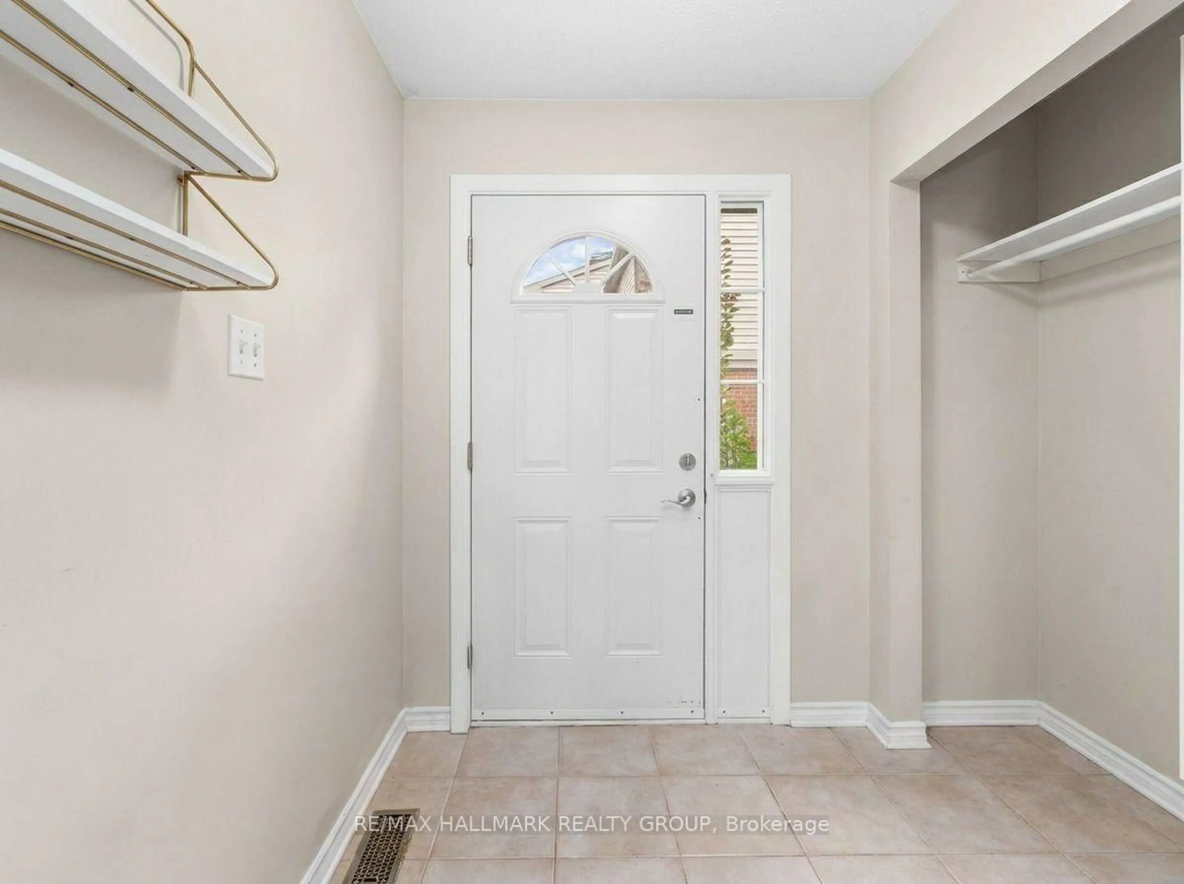 Indoor entryway for 840 Cahill Dr #31, Ottawa Ontario K1V 9K5