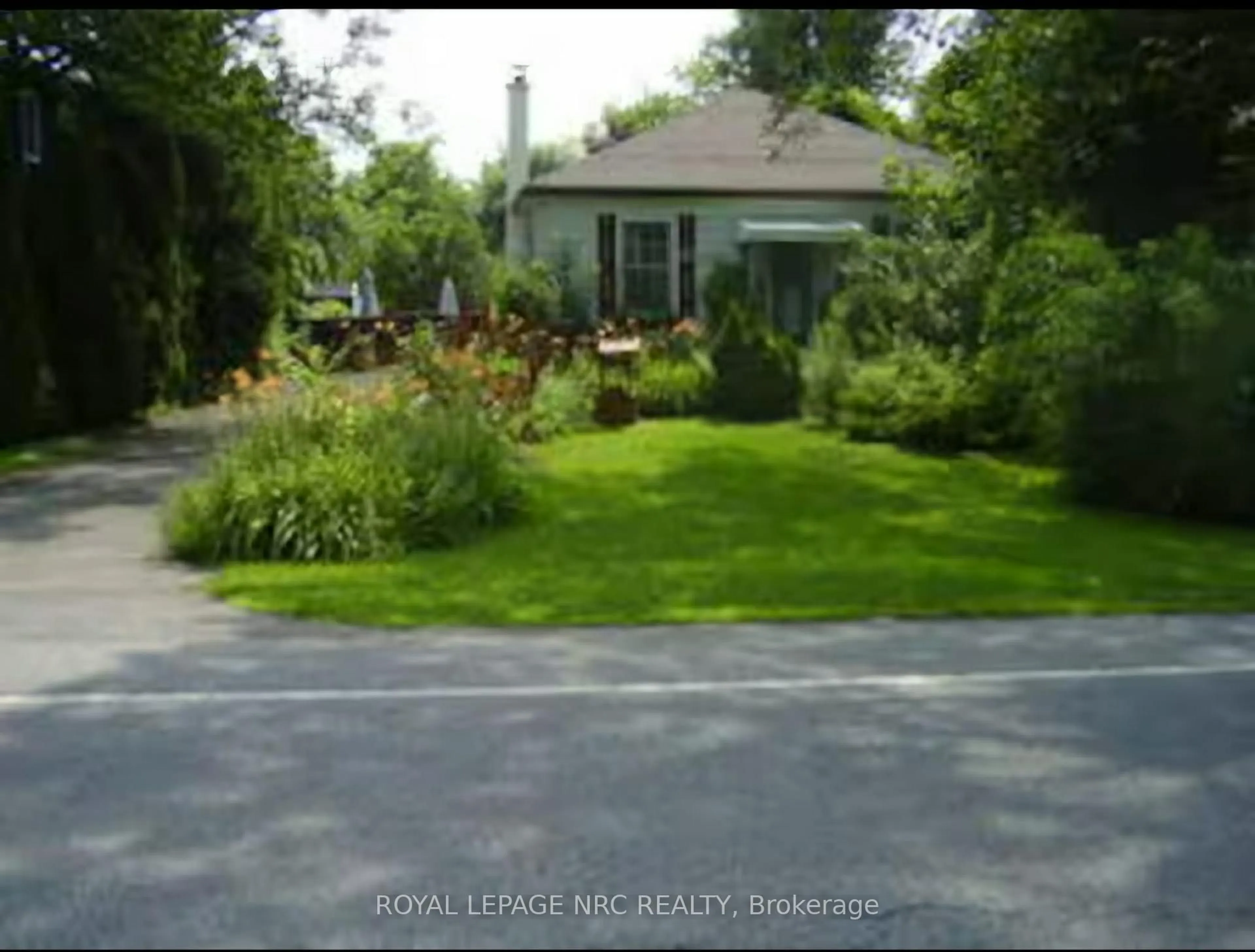 A pic from outside/outdoor area/front of a property/back of a property/a pic from drone, street for 156 Mary St, Niagara-on-the-Lake Ontario L0S 1J0