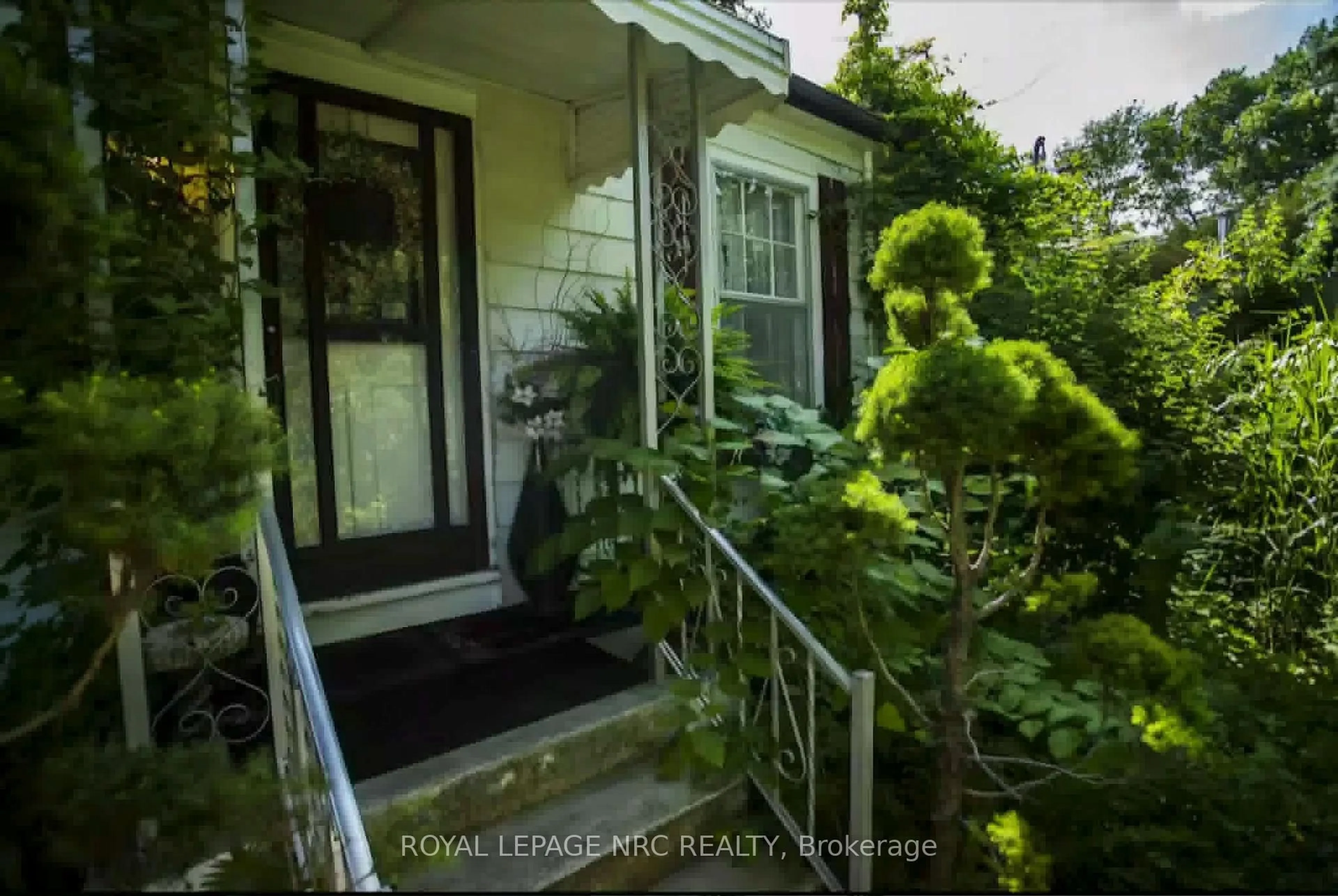 Indoor entryway for 156 Mary St, Niagara-on-the-Lake Ontario L0S 1J0