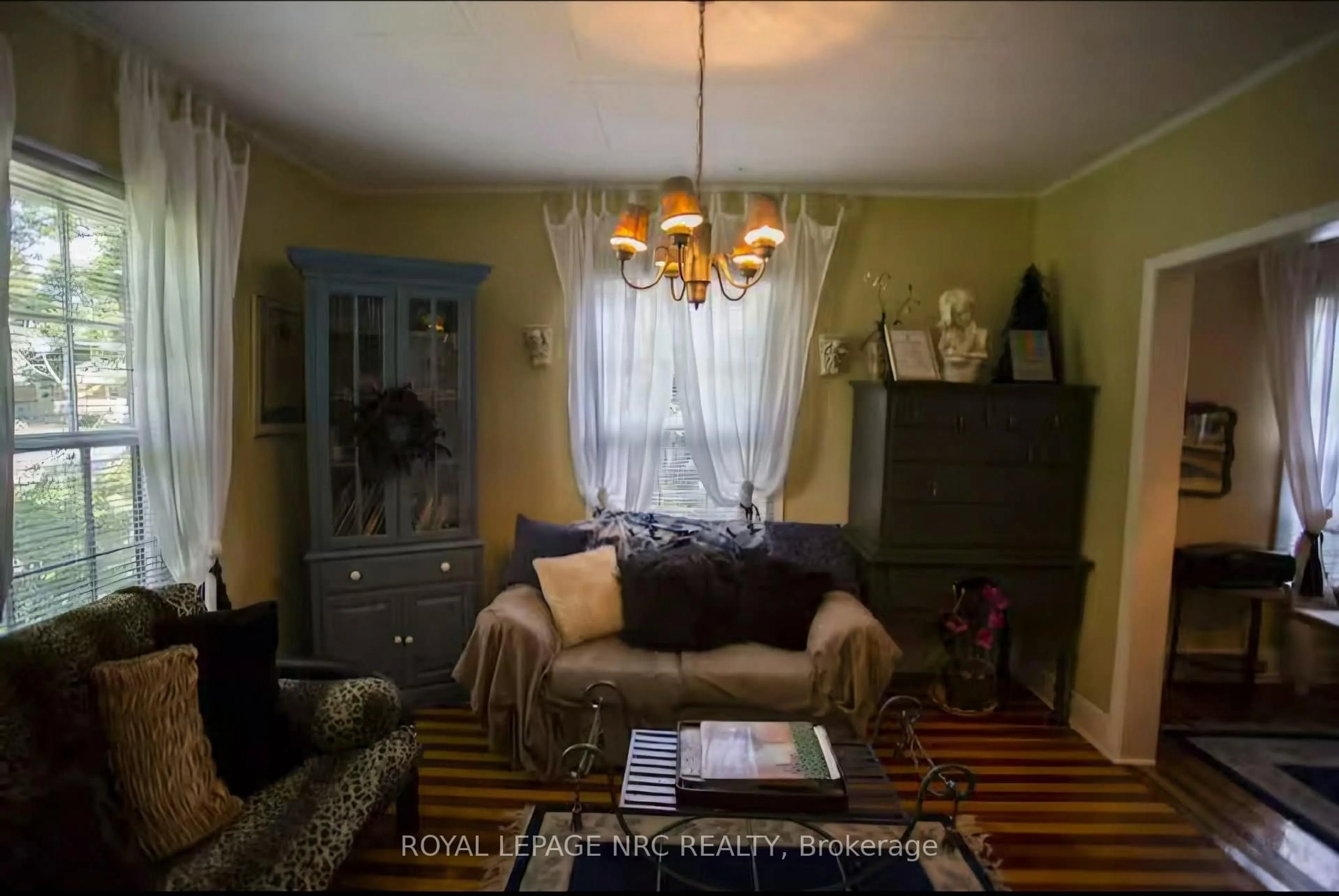 Living room with furniture, wood/laminate floor for 156 Mary St, Niagara-on-the-Lake Ontario L0S 1J0
