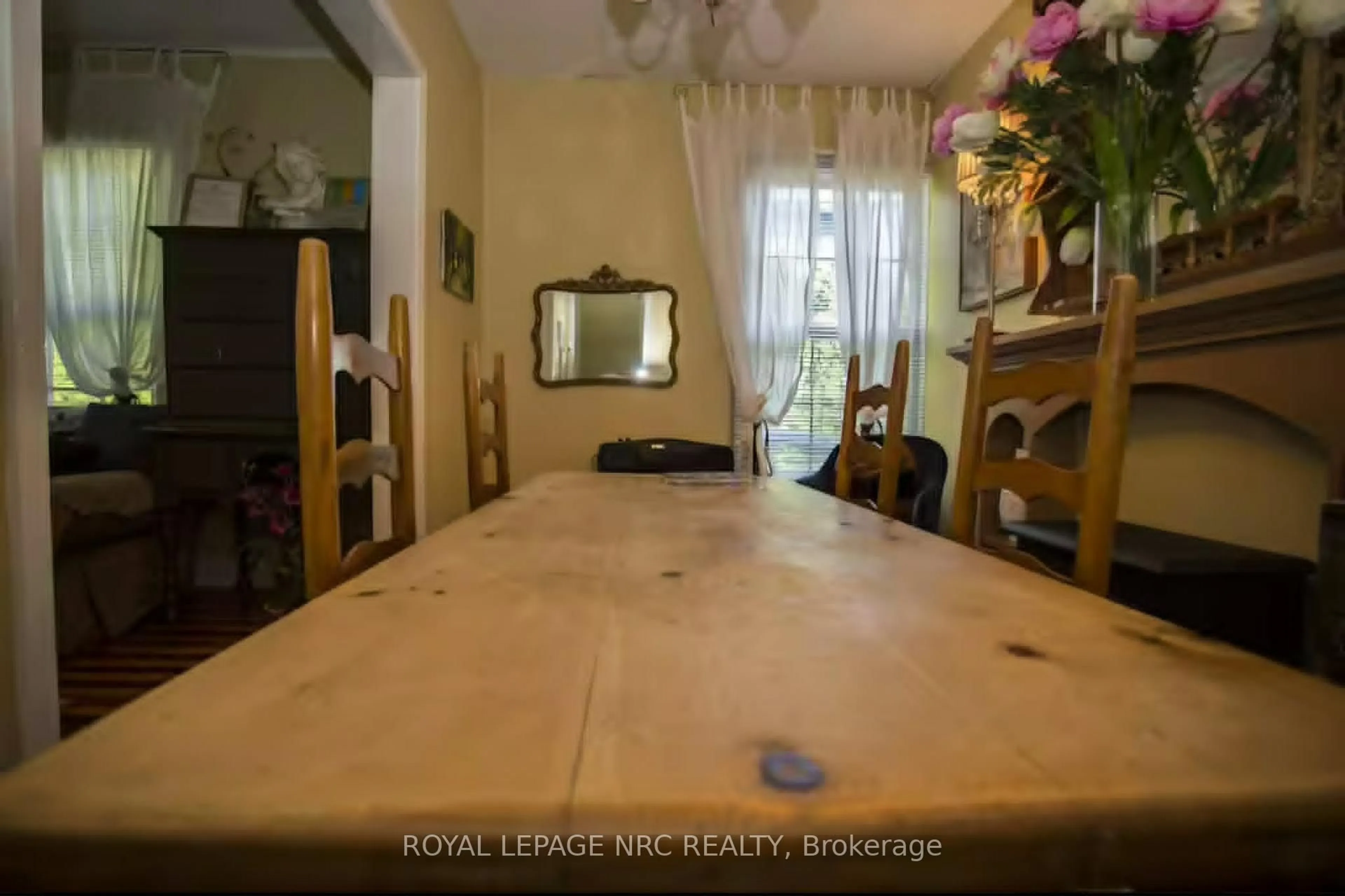 Dining room, wood/laminate floor for 156 Mary St, Niagara-on-the-Lake Ontario L0S 1J0