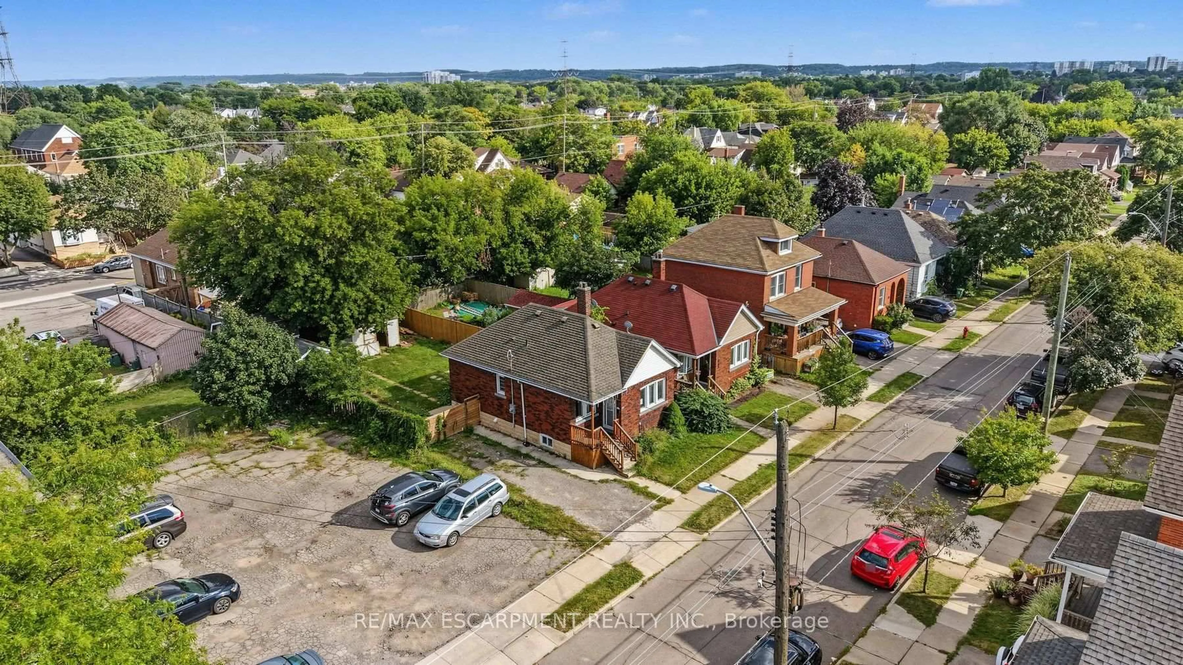 A pic from outside/outdoor area/front of a property/back of a property/a pic from drone, street for 270 Weir St, Hamilton Ontario L8H 5G3