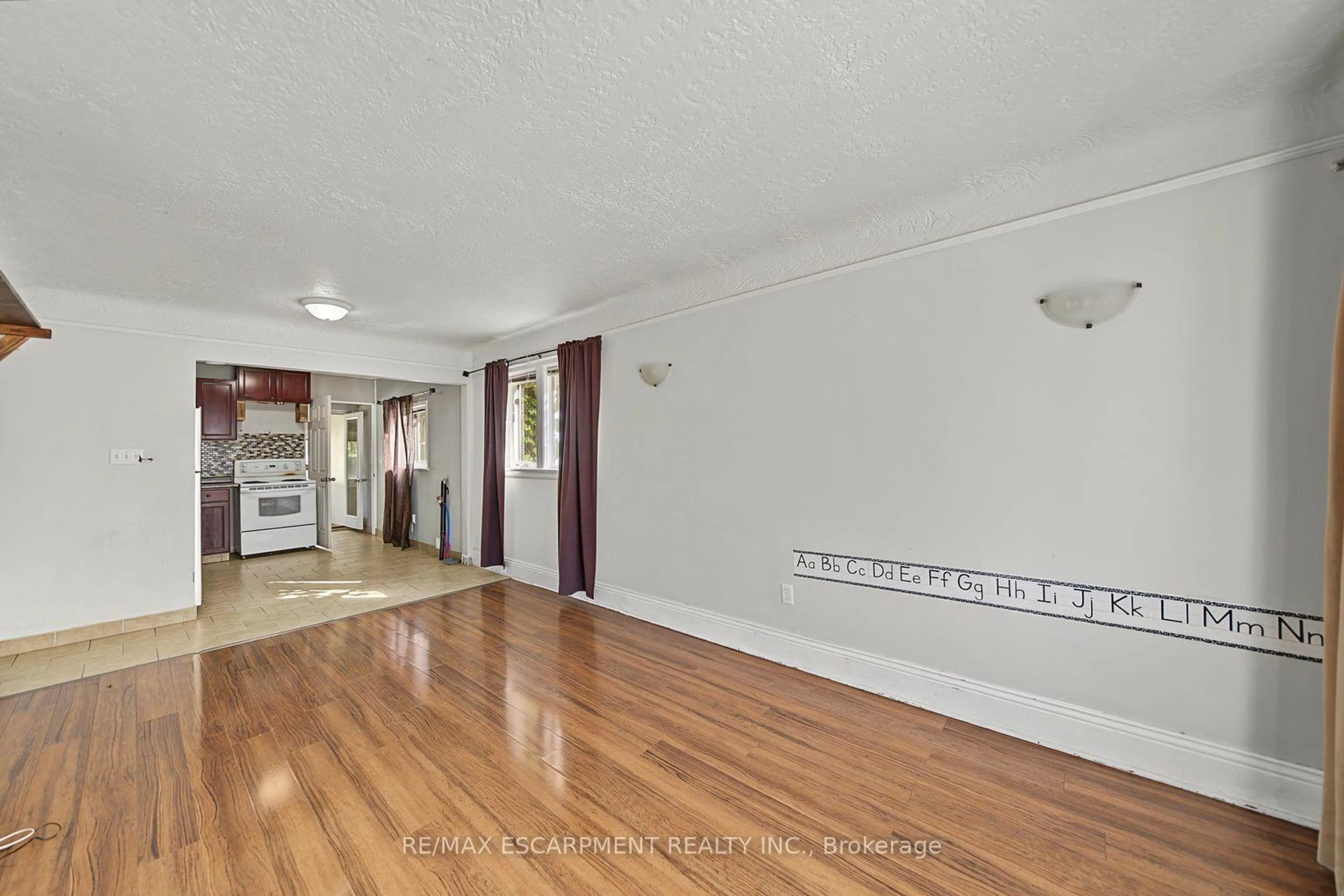 A pic of a room for 270 Weir St, Hamilton Ontario L8H 5G3
