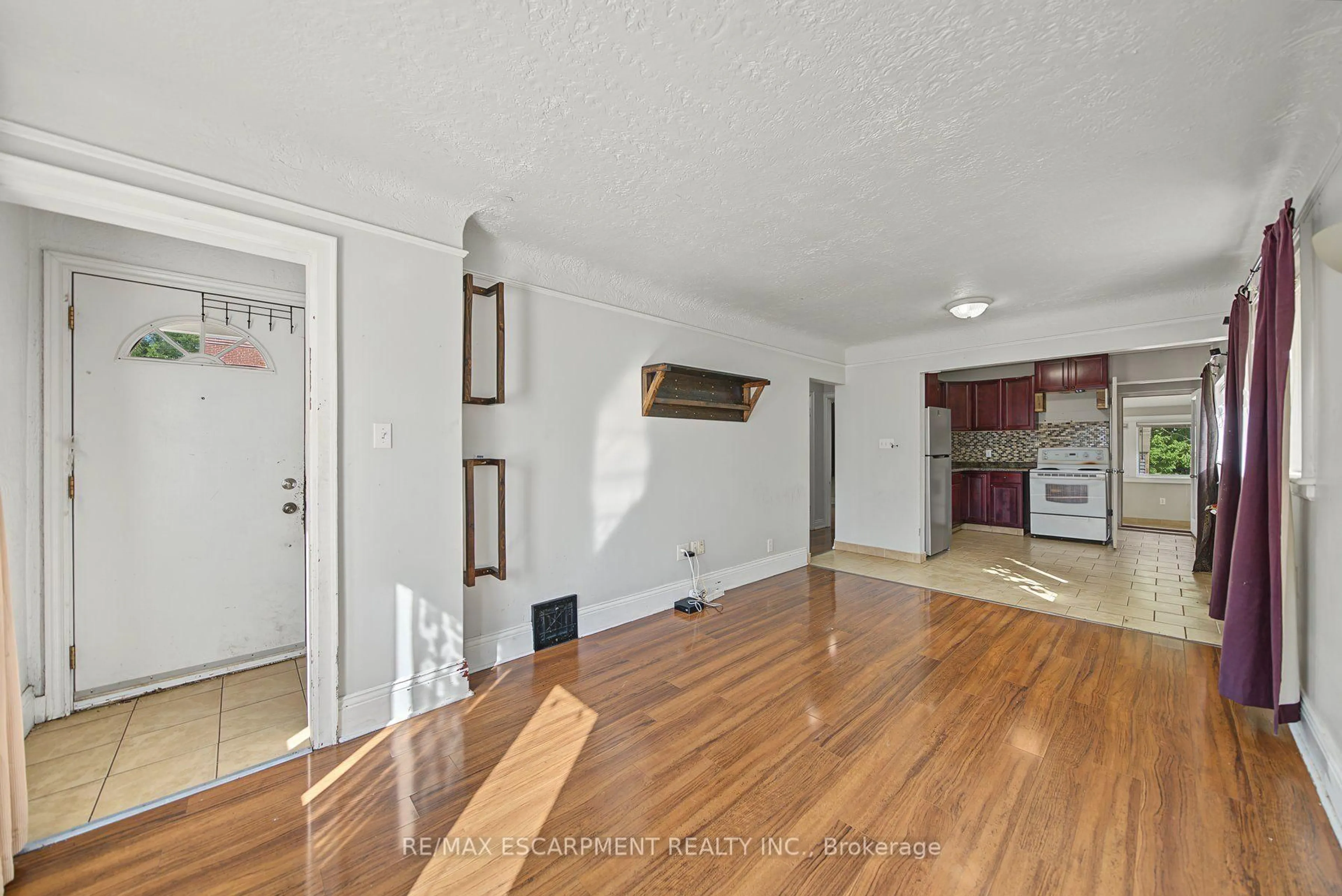 A pic of a room for 270 Weir St, Hamilton Ontario L8H 5G3