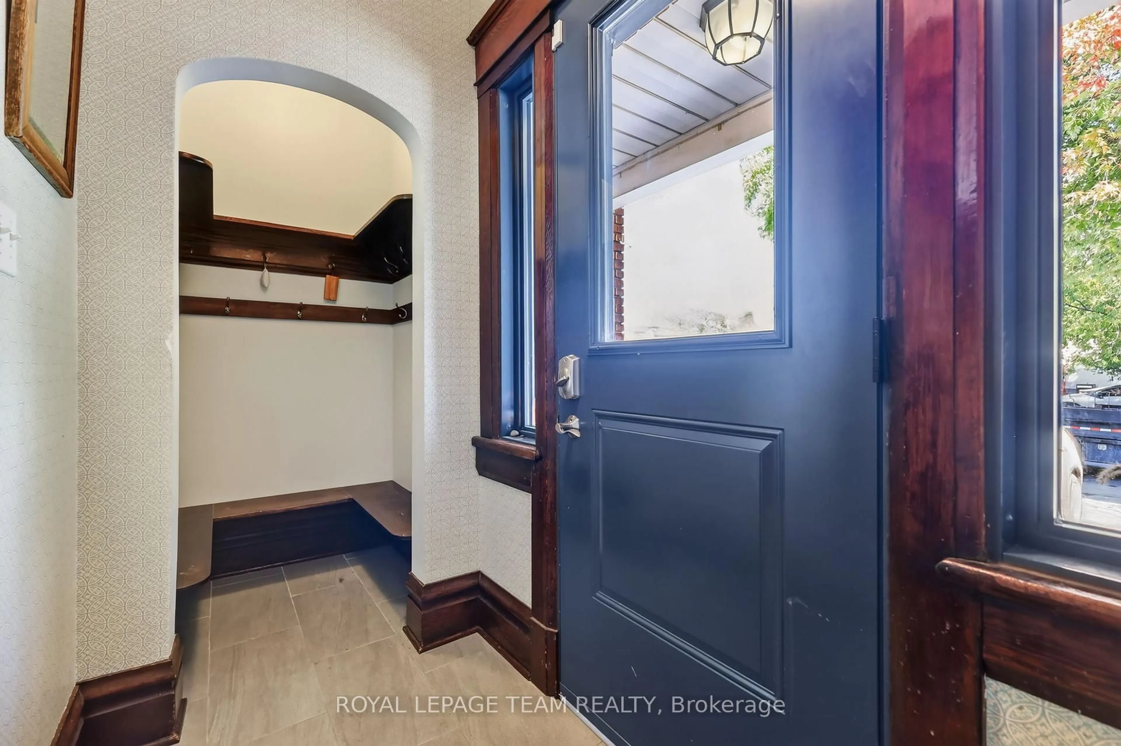 Indoor entryway for 10 Clarendon Ave, Ottawa Ontario K1Y 0P2