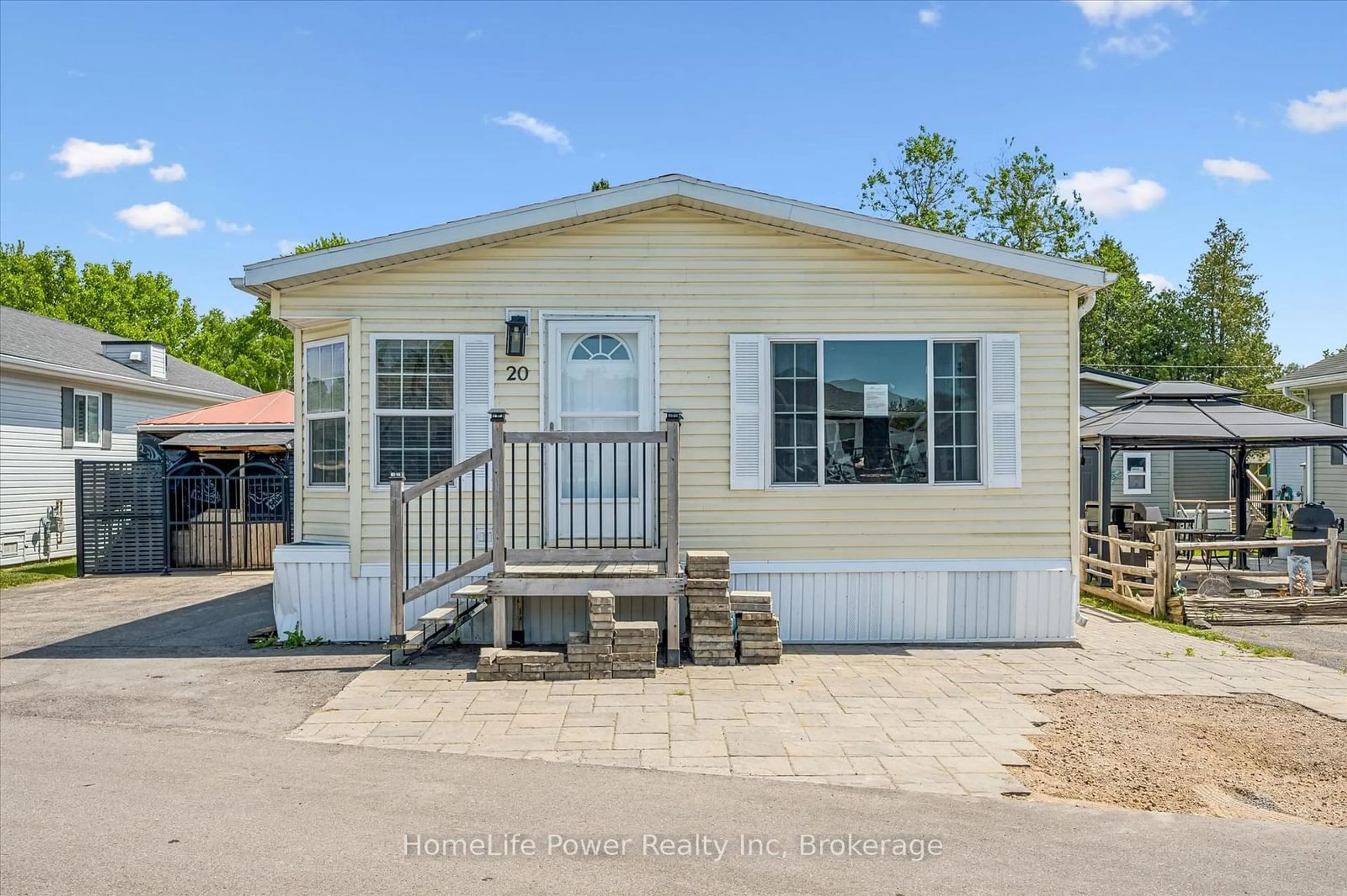 Home with vinyl exterior material, water/lake/river/ocean view for 20 Elm St, Puslinch Ontario N0B 2J0
