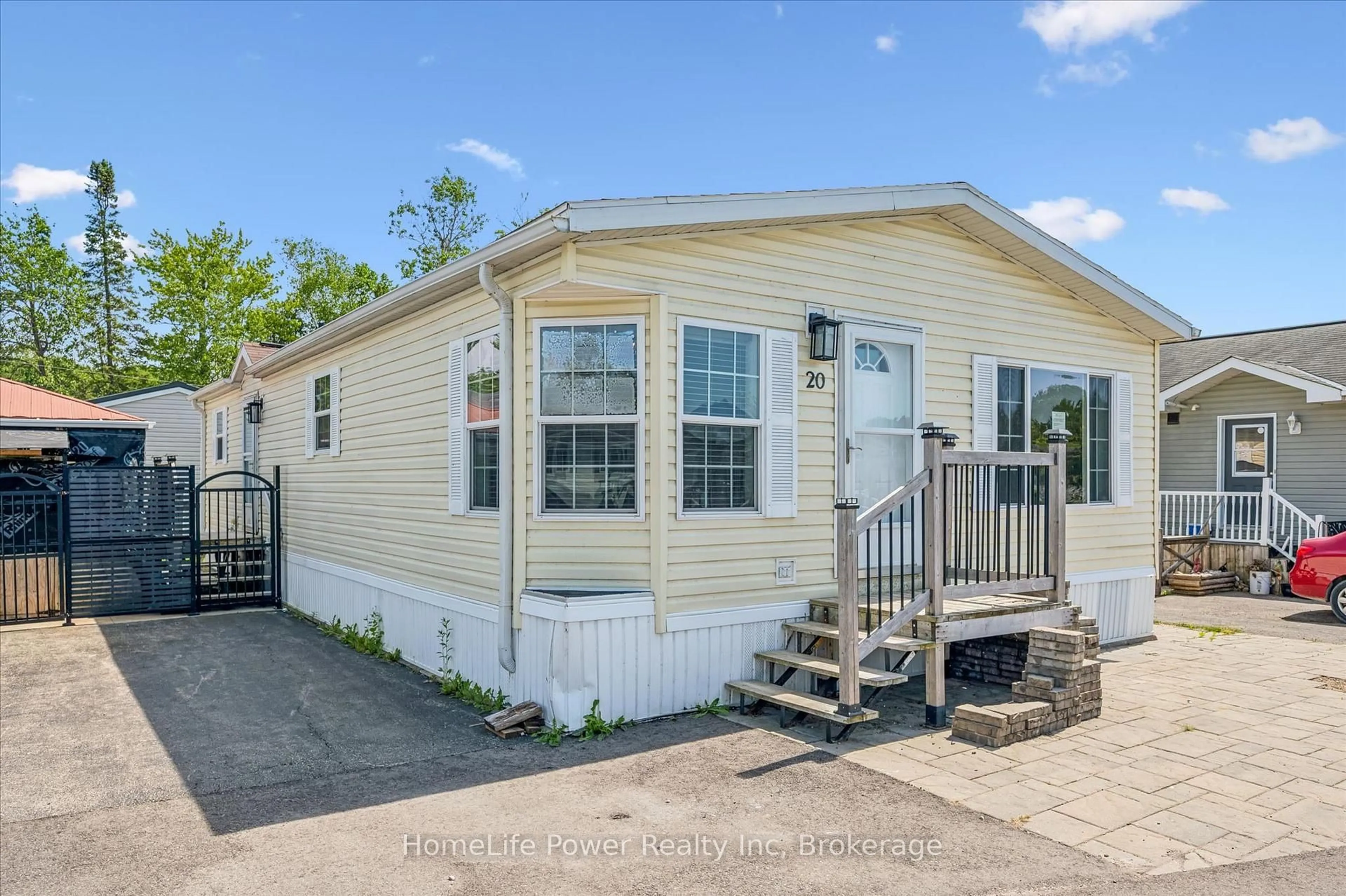 Home with vinyl exterior material, water/lake/river/ocean view for 20 Elm St, Puslinch Ontario N0B 2J0