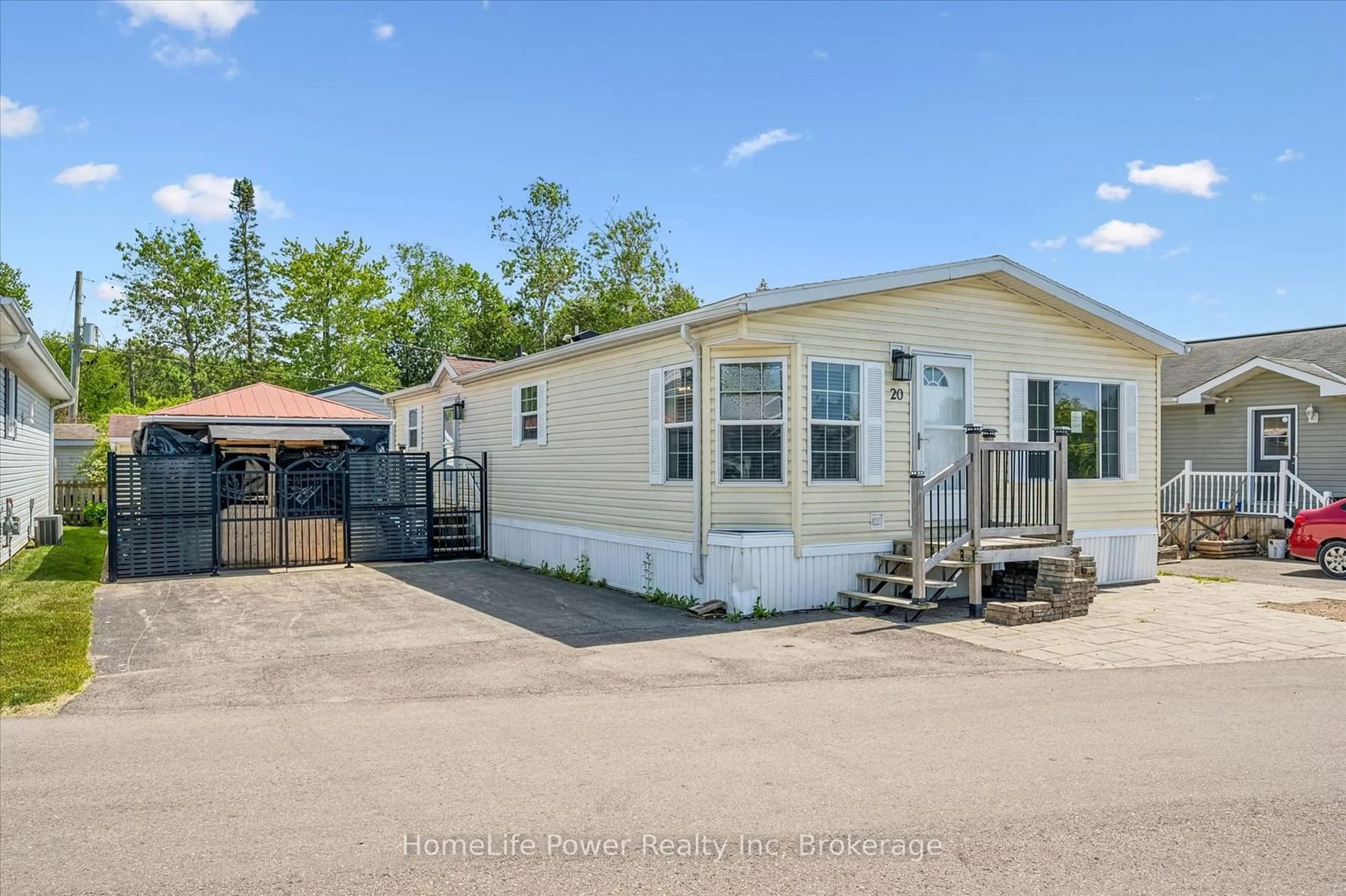 Home with vinyl exterior material, street for 20 Elm St, Puslinch Ontario N0B 2J0