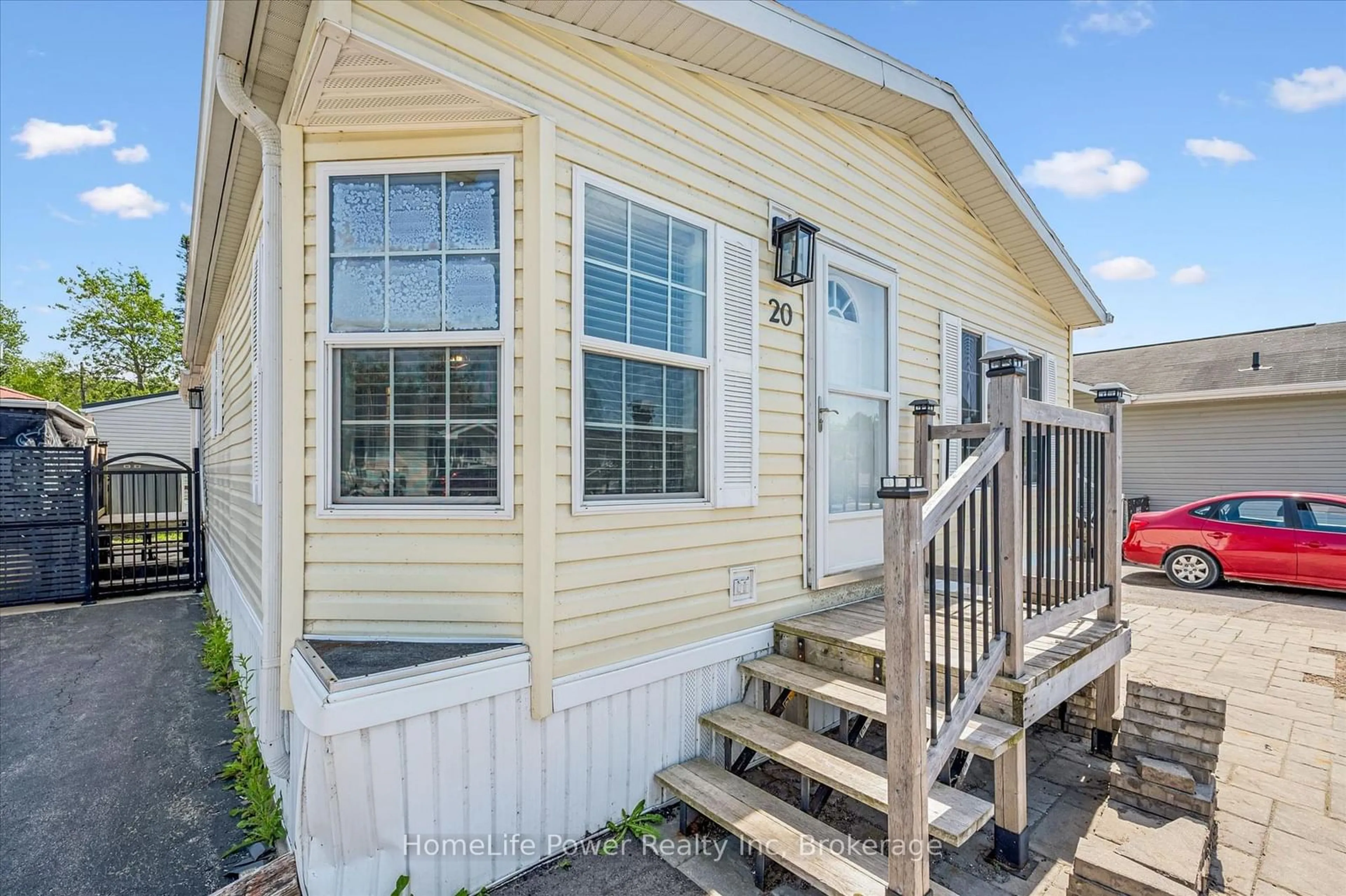 Home with vinyl exterior material, street for 20 Elm St, Puslinch Ontario N0B 2J0