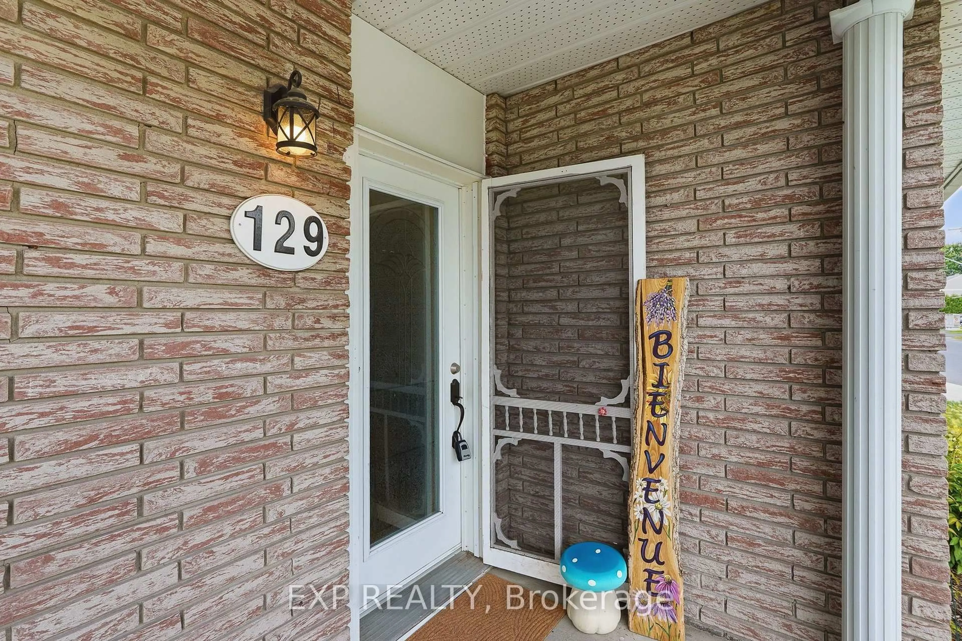 Indoor entryway for 129 Laurier St, Casselman Ontario K0A 1M0