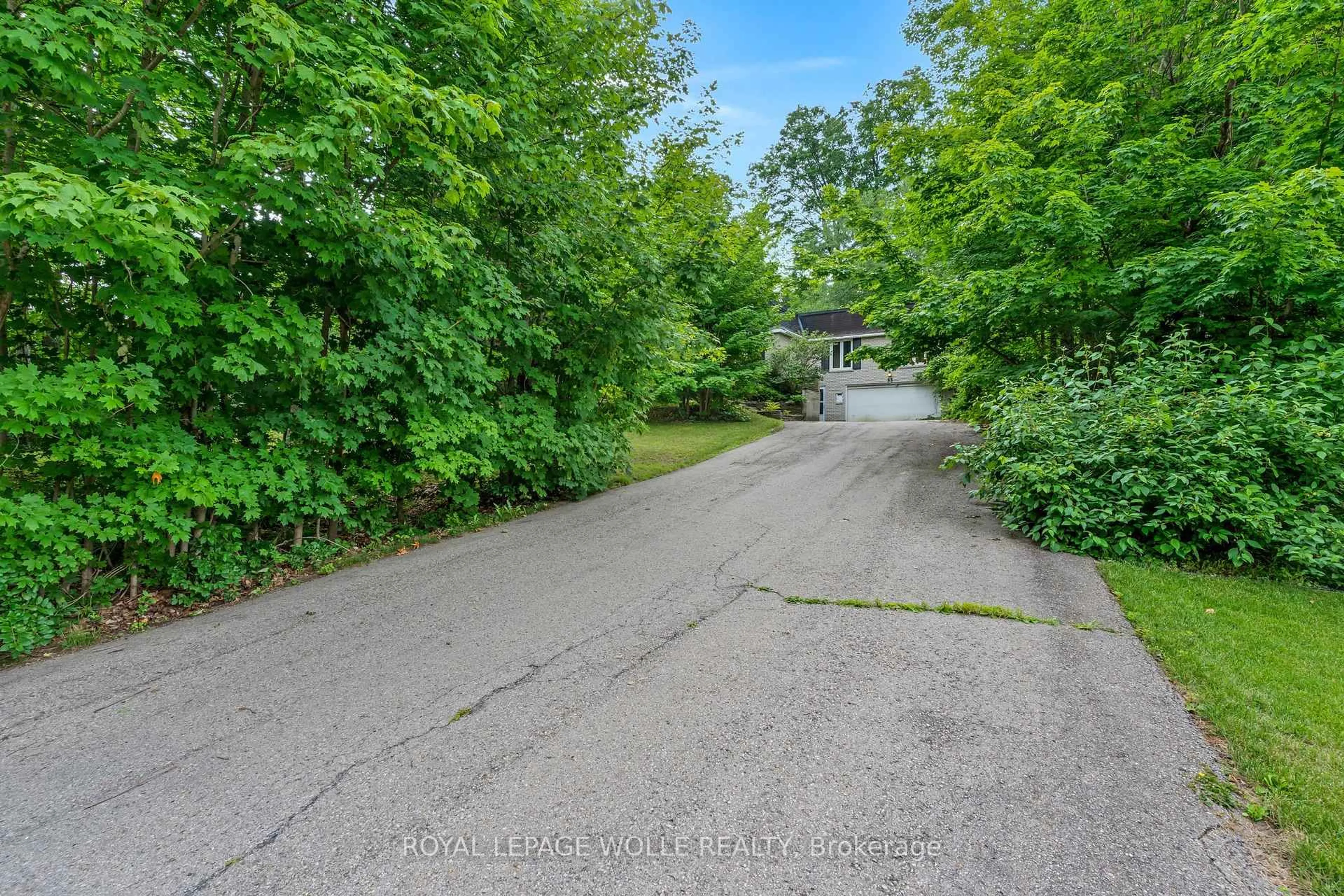 A pic from outside/outdoor area/front of a property/back of a property/a pic from drone, street for 35 Maple Hill Dr, Kitchener Ontario N2M 2R7