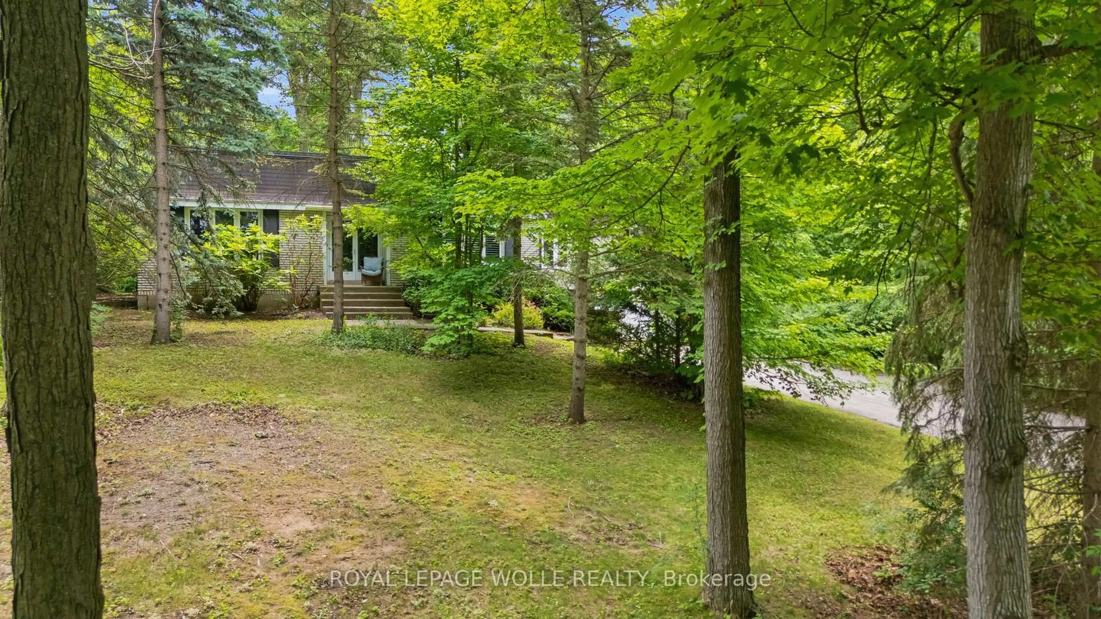 A pic from outside/outdoor area/front of a property/back of a property/a pic from drone, forest/trees view for 35 Maple Hill Dr, Kitchener Ontario N2M 2R7