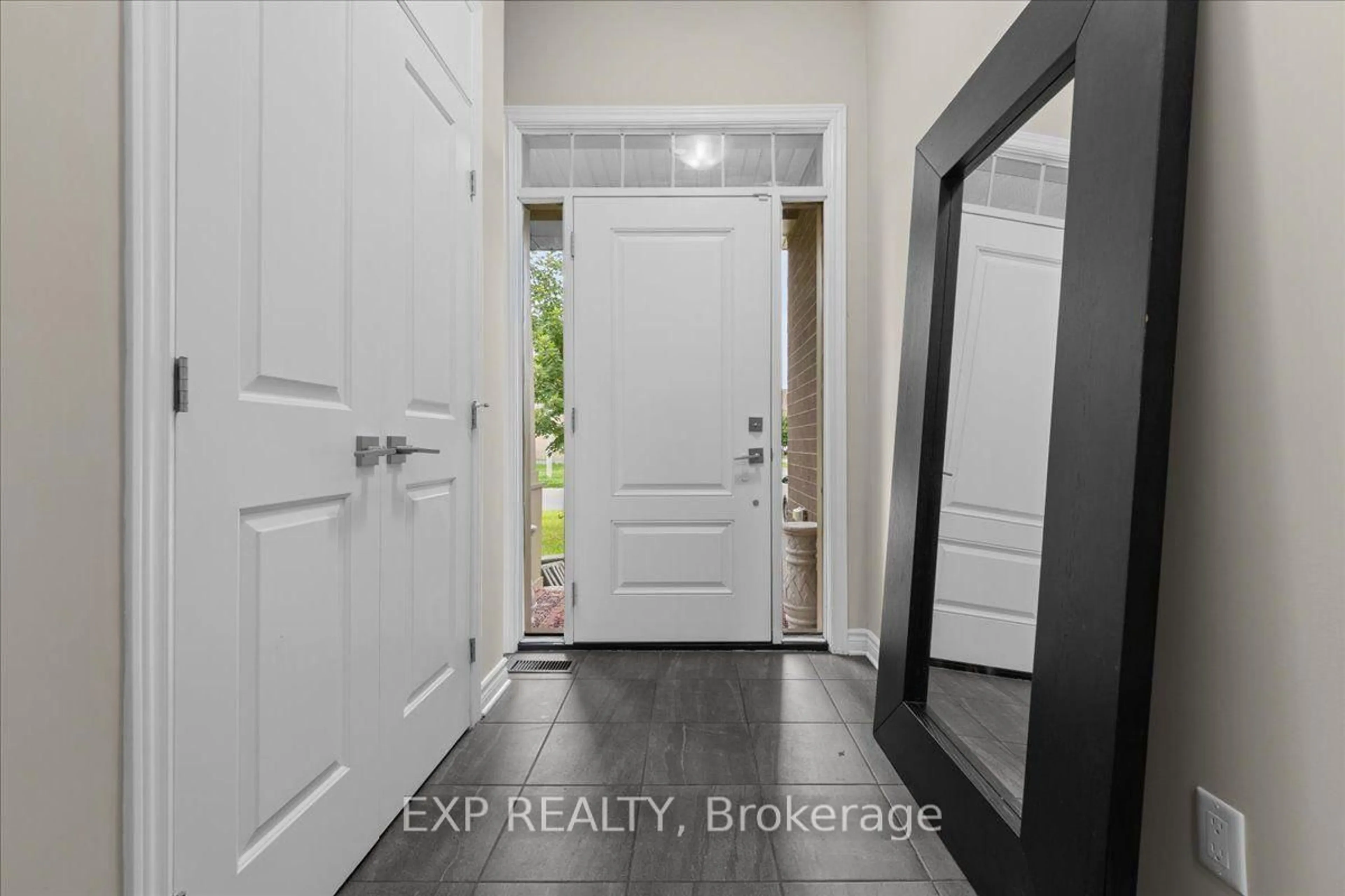 Indoor entryway for 10 Duncanville St, Russell Ontario K0G 1L0