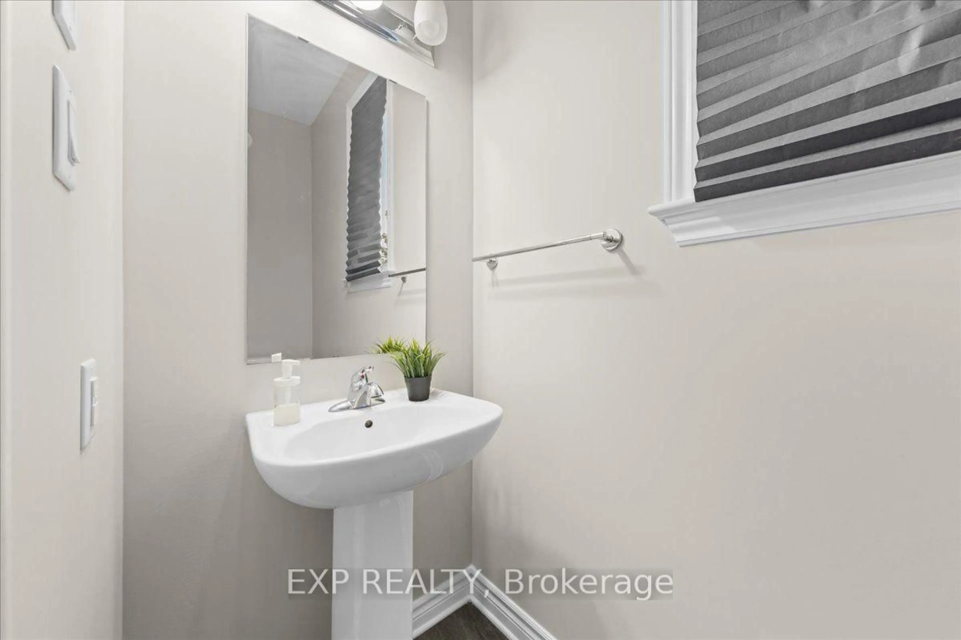 Standard bathroom, ceramic/tile floor for 10 Duncanville St, Russell Ontario K0G 1L0