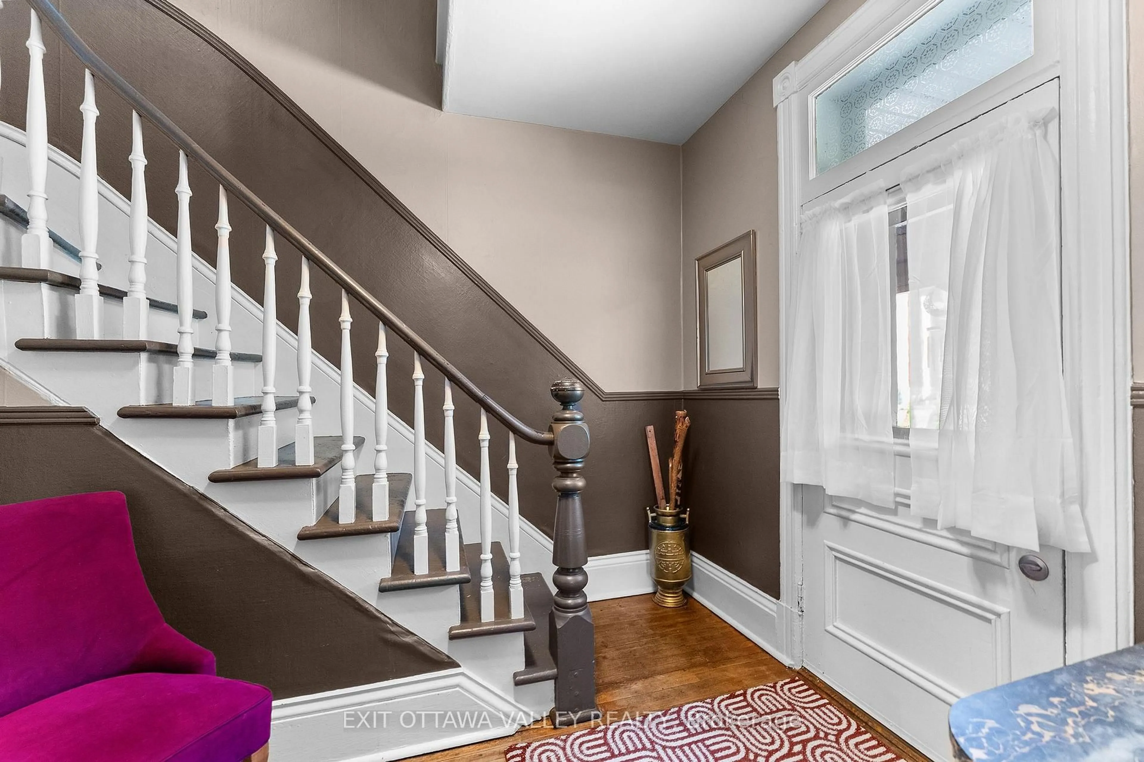 Indoor entryway for 283 & 285 William St, Pembroke Ontario K8A 1P2