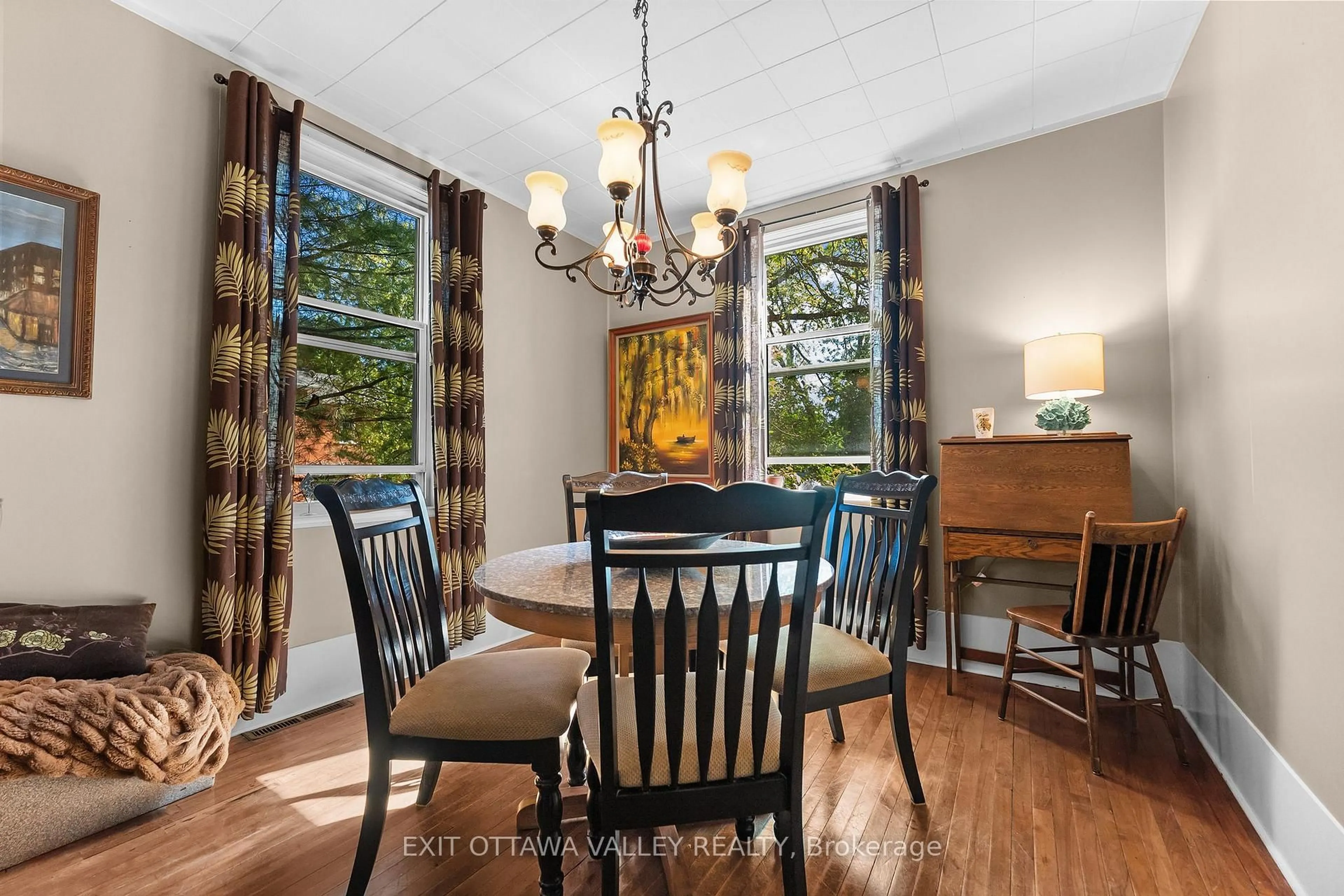 Dining room, wood/laminate floor for 283 & 285 William St, Pembroke Ontario K8A 1P2