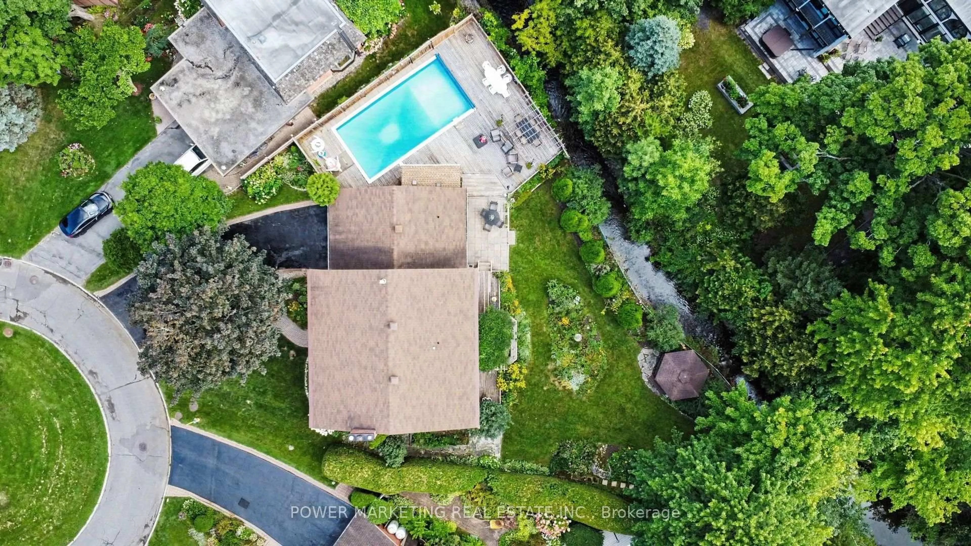 A pic from outside/outdoor area/front of a property/back of a property/a pic from drone, street for 29 Okanagan Dr, Ottawa Ontario K2H 7E9