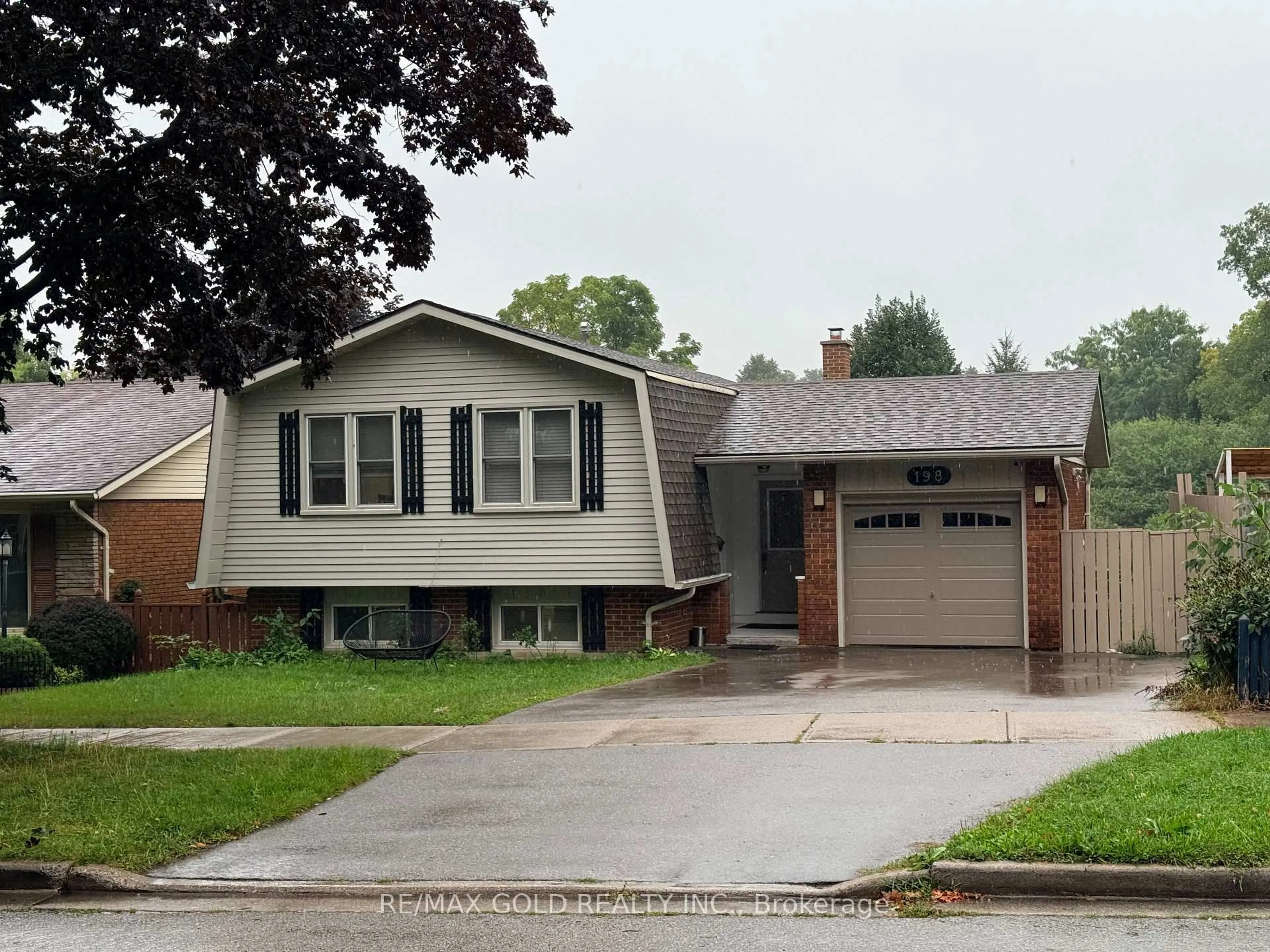 Home with vinyl exterior material, street for 198 Coach Hill Dr, Kitchener Ontario N2E 1P4