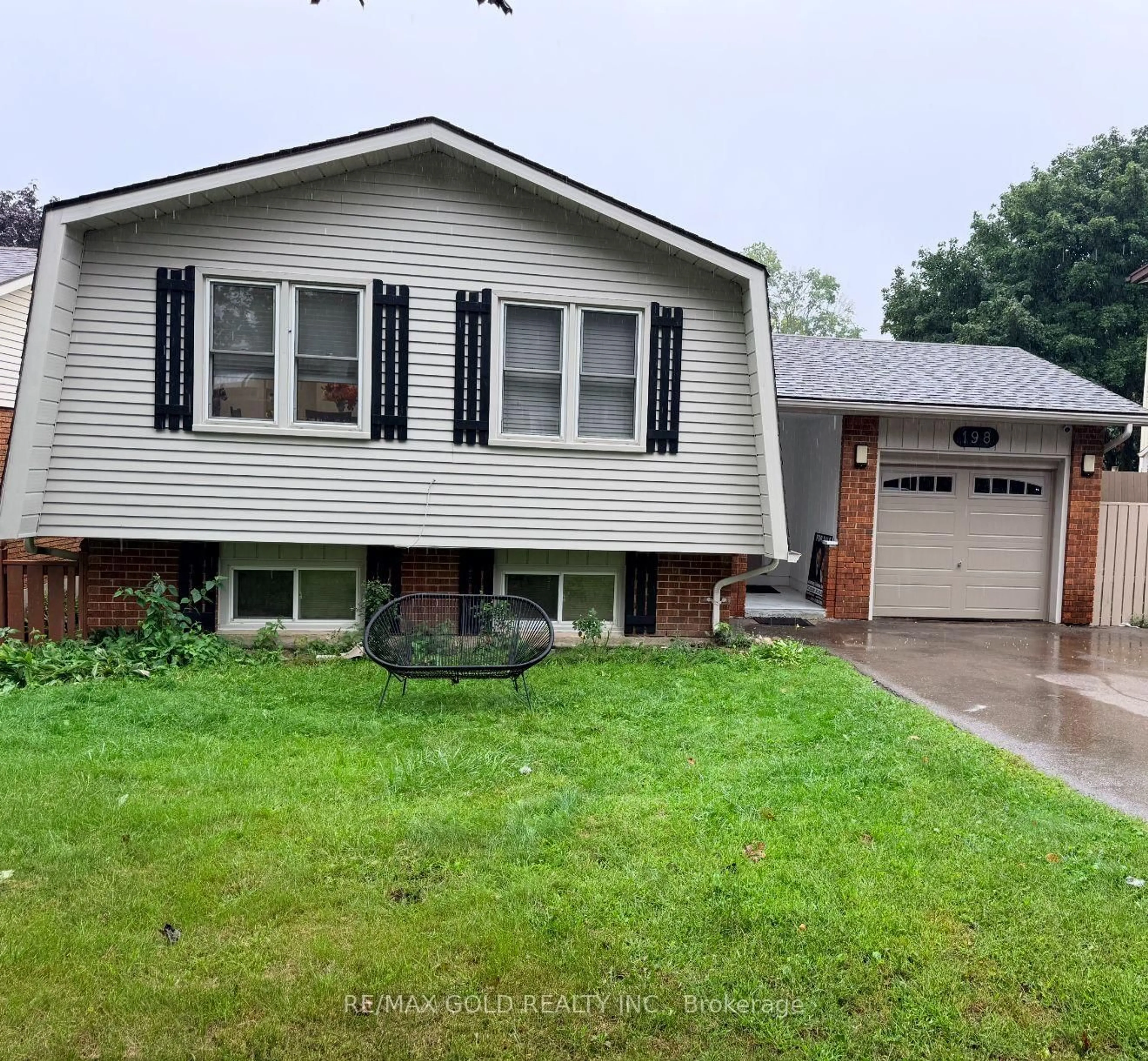 Home with vinyl exterior material, street for 198 Coach Hill Dr, Kitchener Ontario N2E 1P4