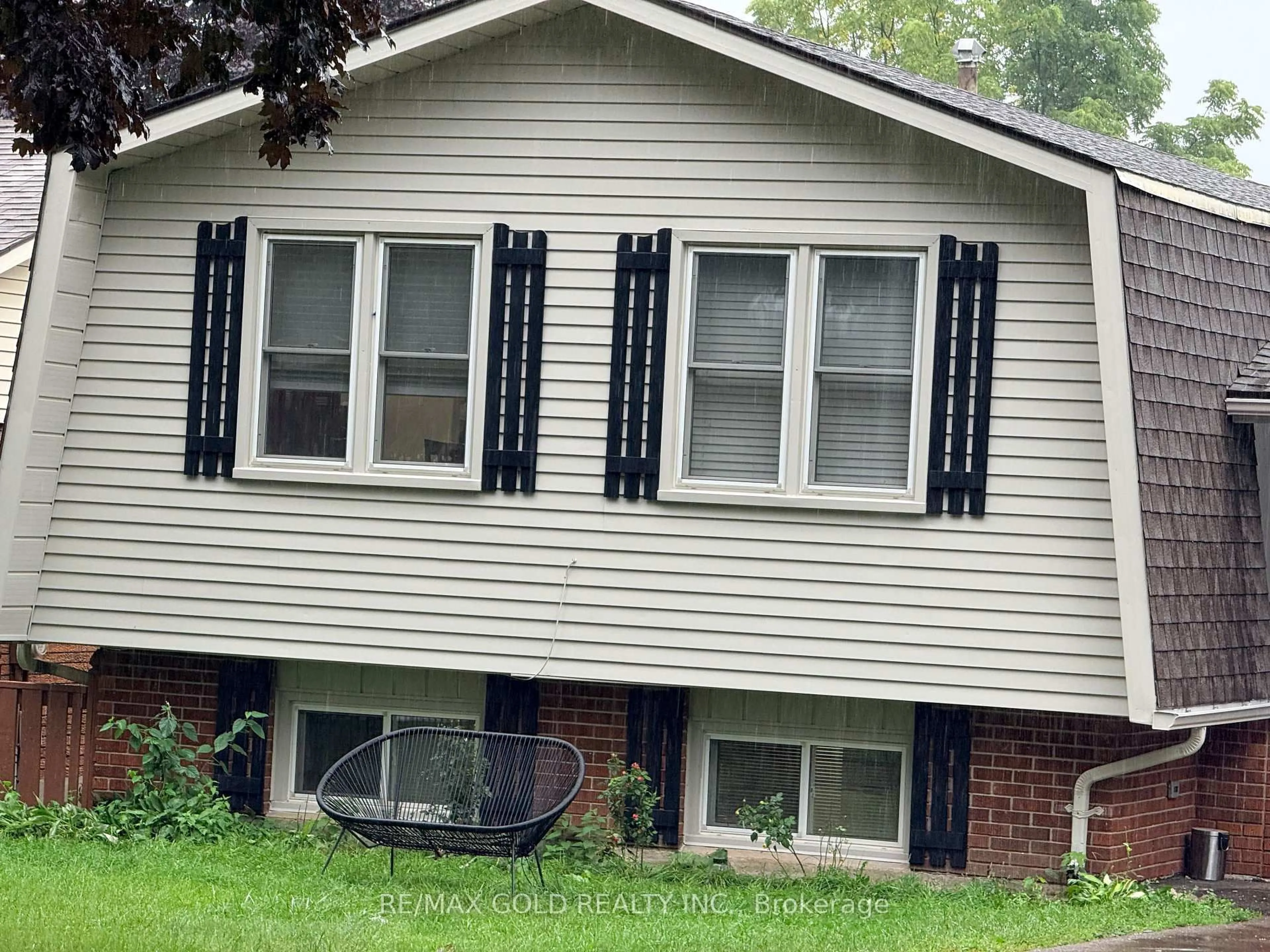 Home with vinyl exterior material, street for 198 Coach Hill Dr, Kitchener Ontario N2E 1P4