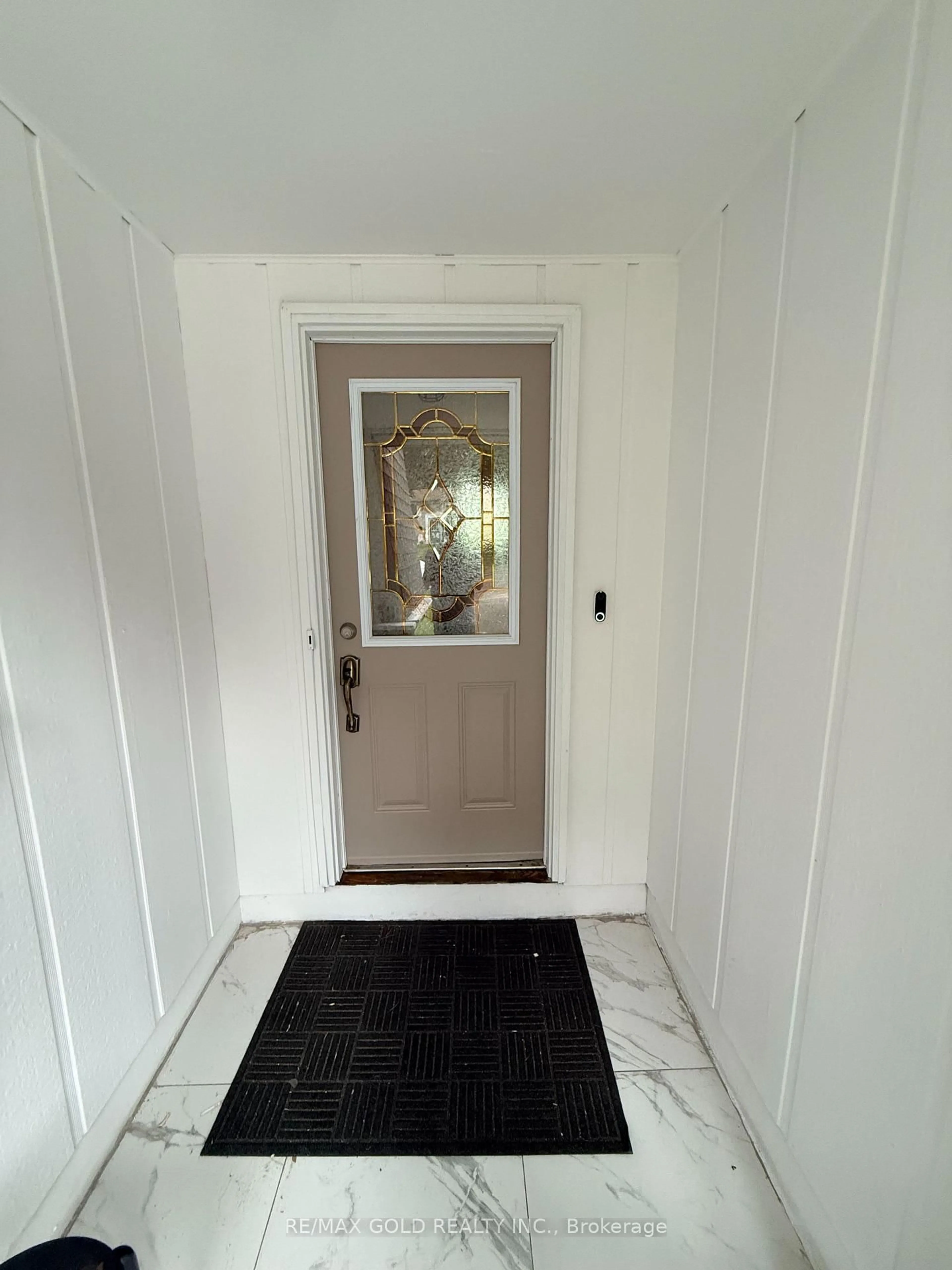 Indoor entryway for 198 Coach Hill Dr, Kitchener Ontario N2E 1P4