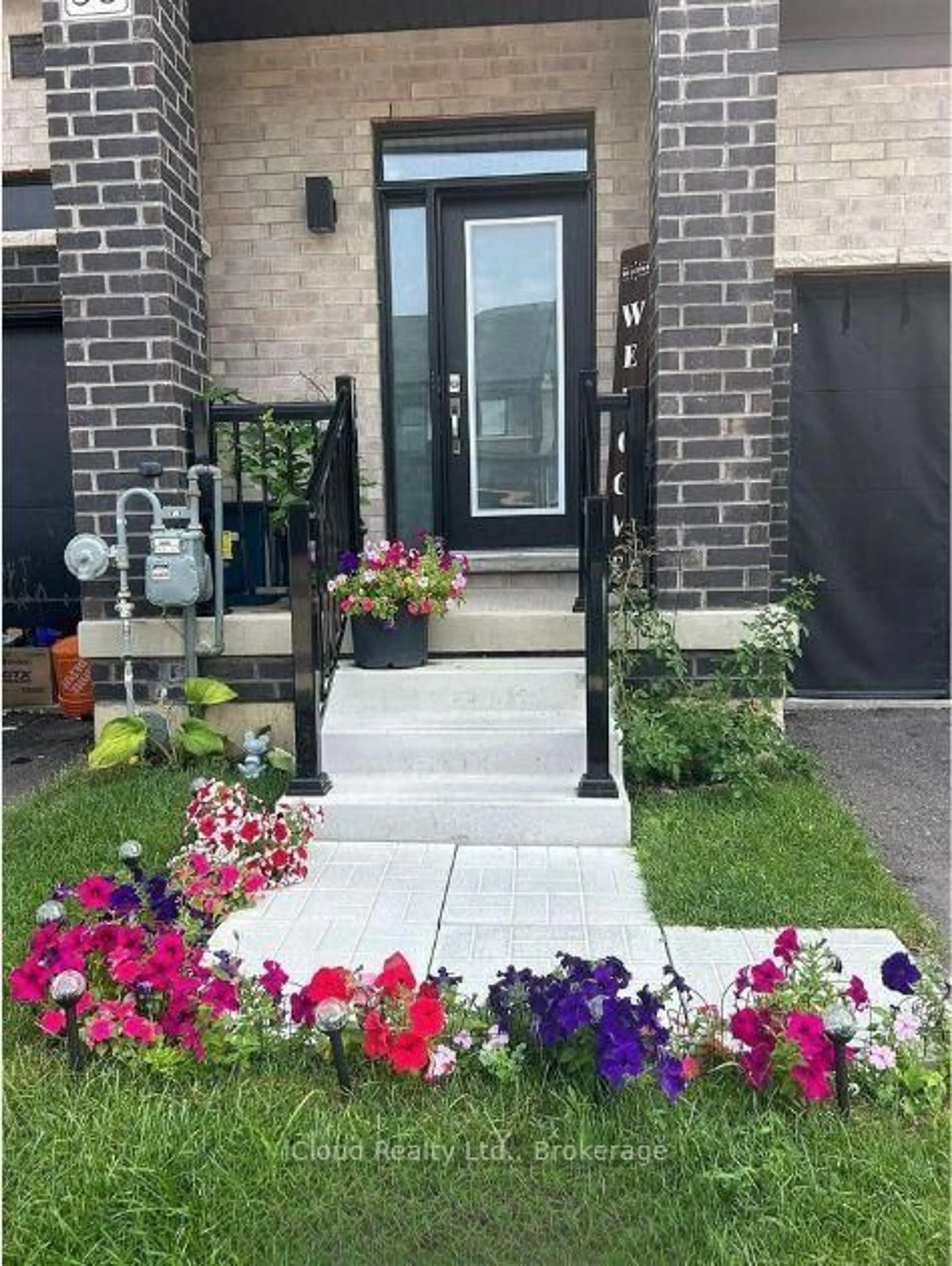 Indoor entryway for 30 Bowery Rd, Brantford Ontario N3V 0B2