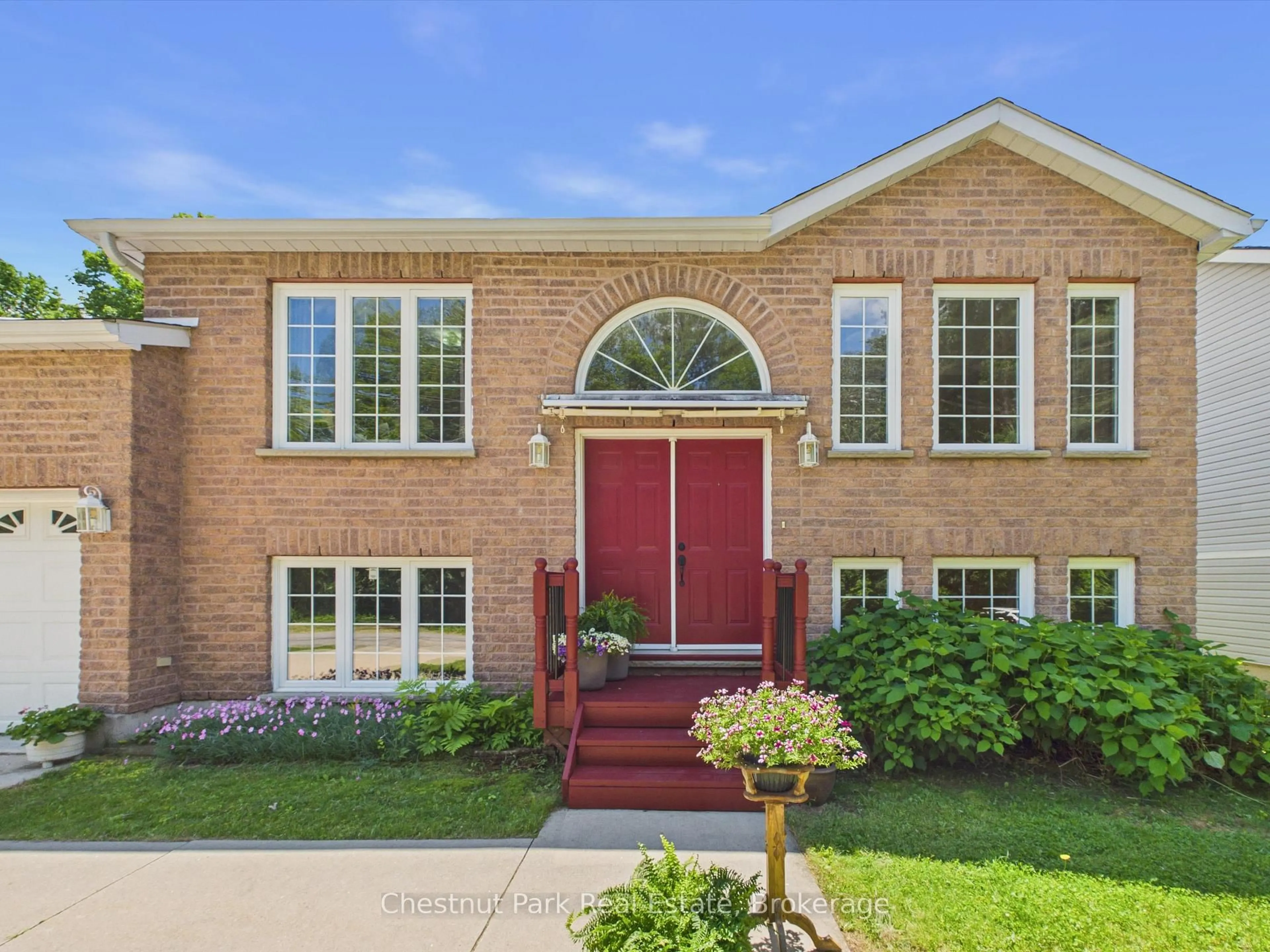 Home with brick exterior material, street for 525 Lorne St, Gravenhurst Ontario P1P 1N1