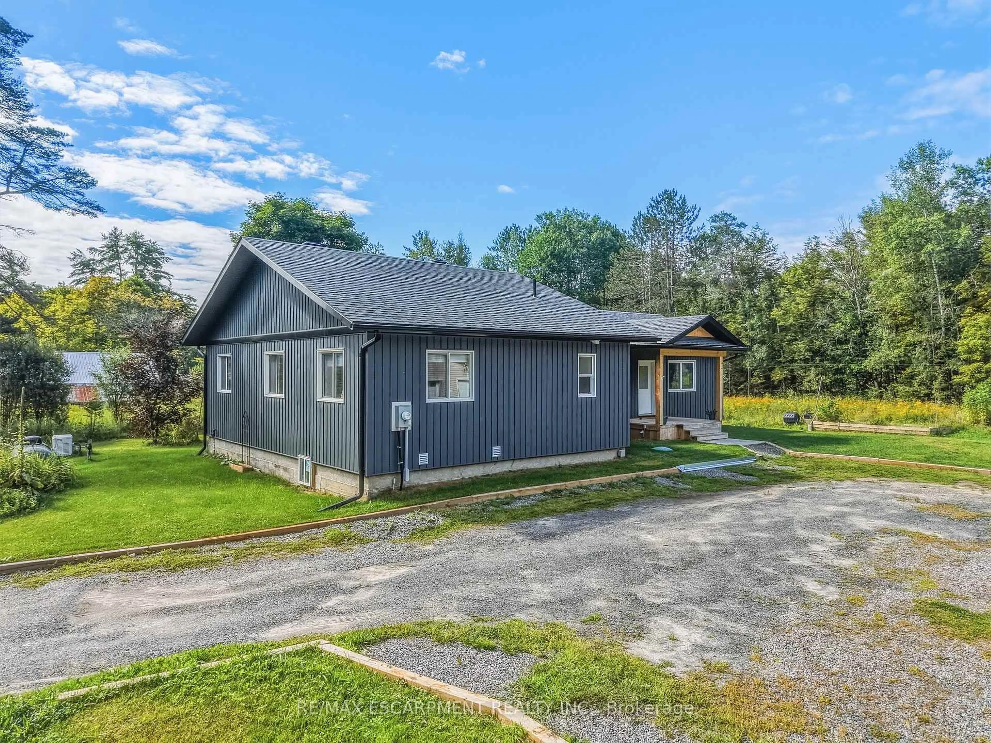 A pic from outside/outdoor area/front of a property/back of a property/a pic from drone, unknown for 400 Raymond Rd, Muskoka Lakes Ontario P1L 1X4