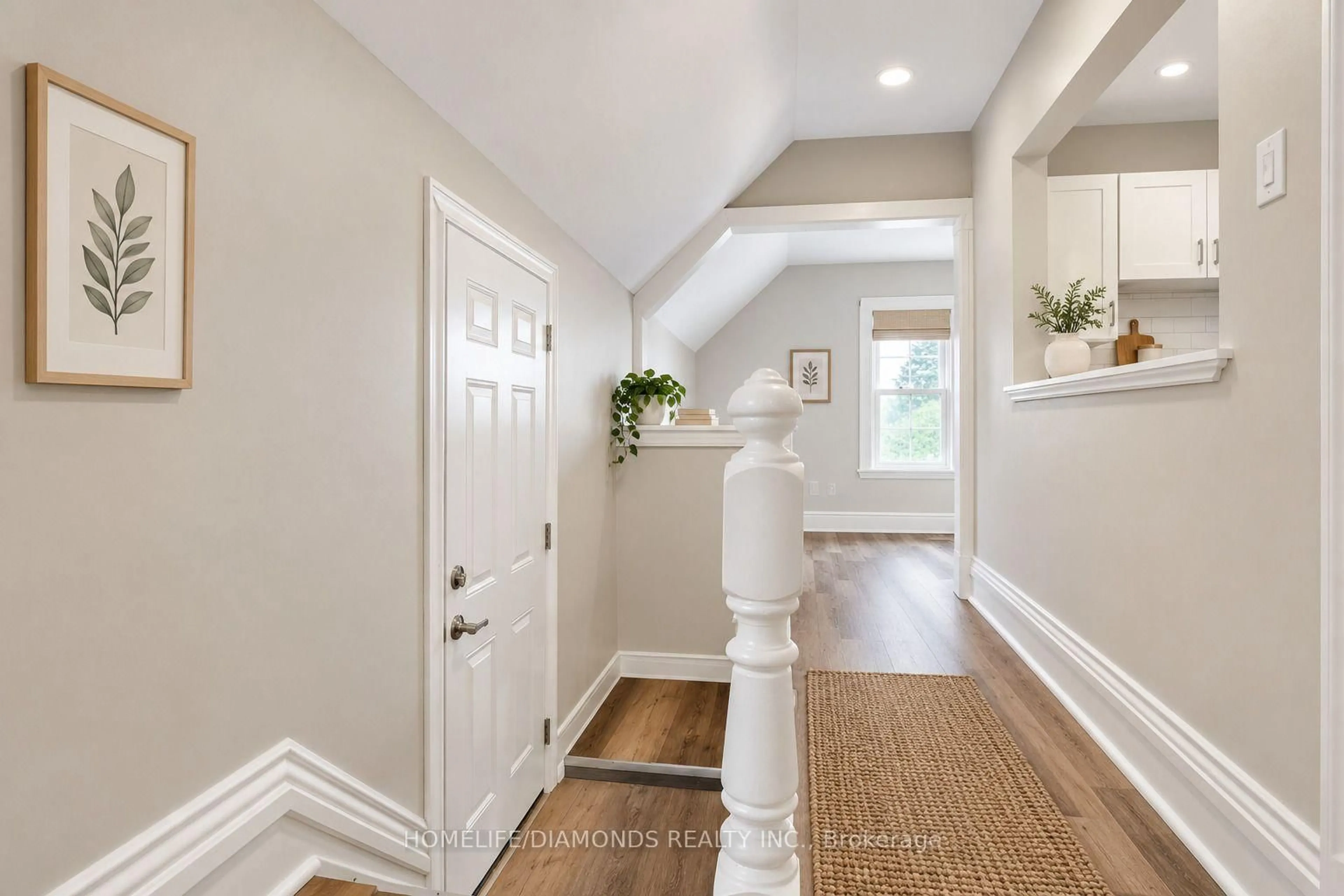 Indoor entryway for 338 HAMILTON Rd, London East Ontario N5Z 1R5