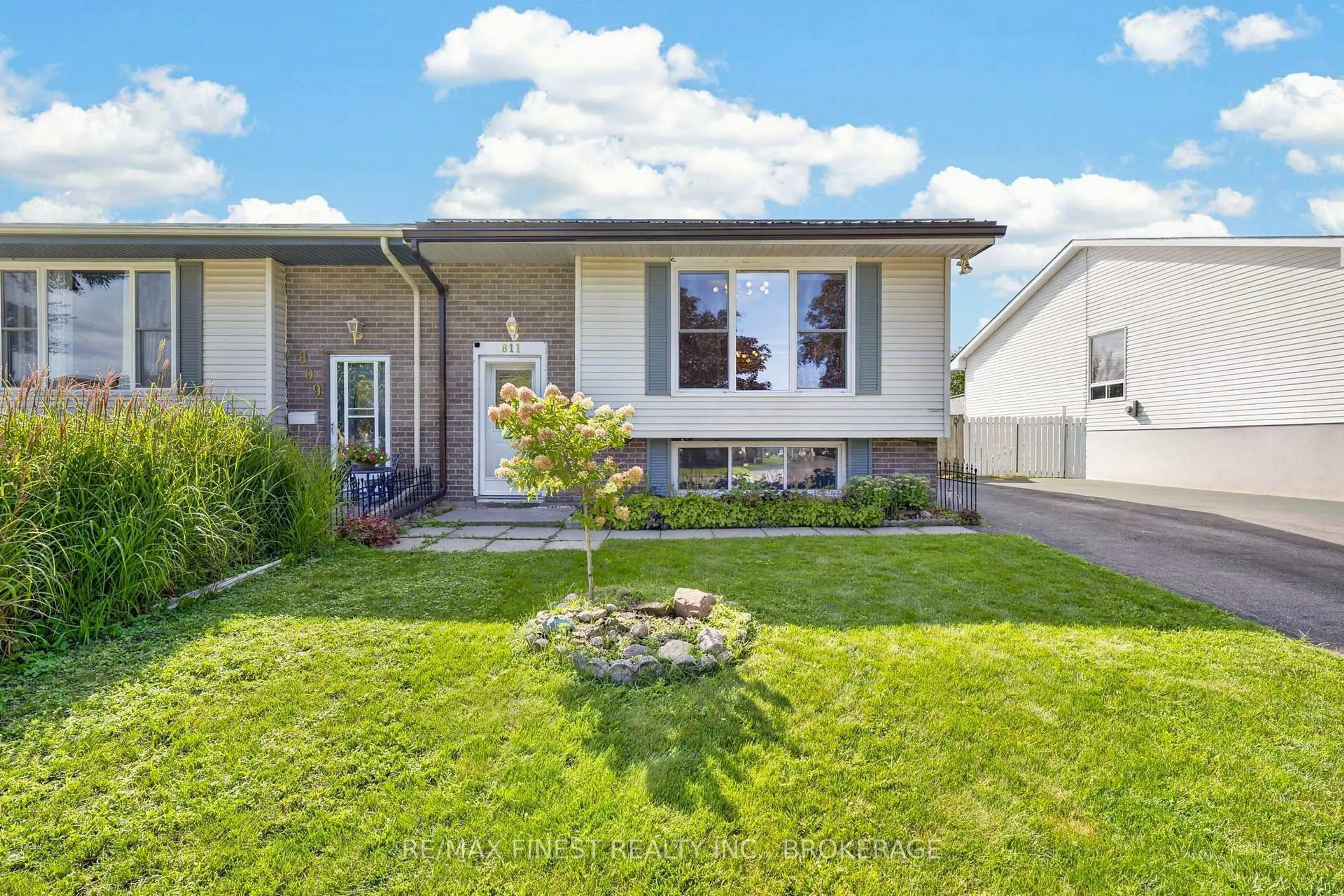 Home with vinyl exterior material, street for 811 Cunningham Cres, Brockville Ontario K6V 6H3