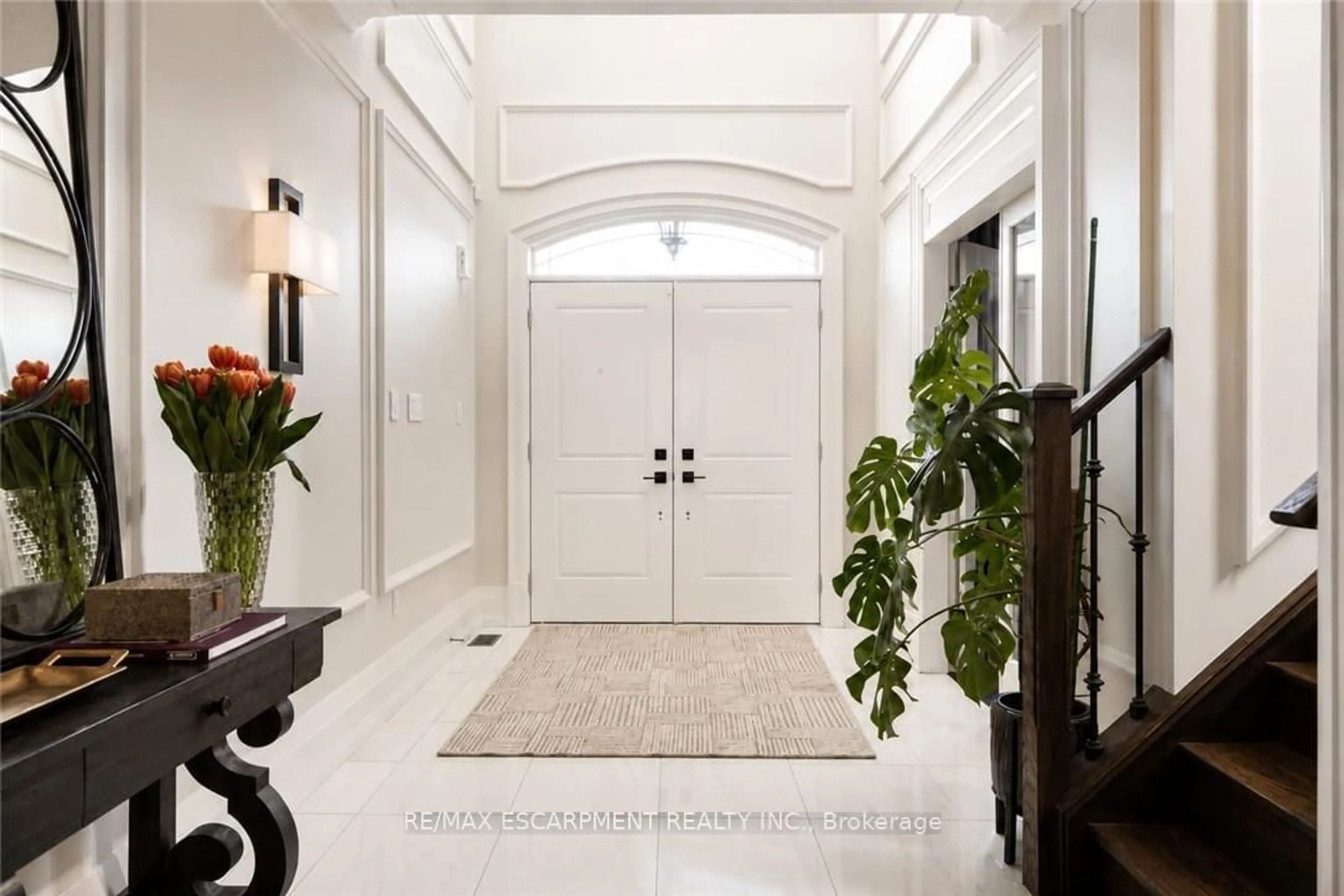 Indoor entryway for 41 Creanona Blvd, Hamilton Ontario L8E 5G2