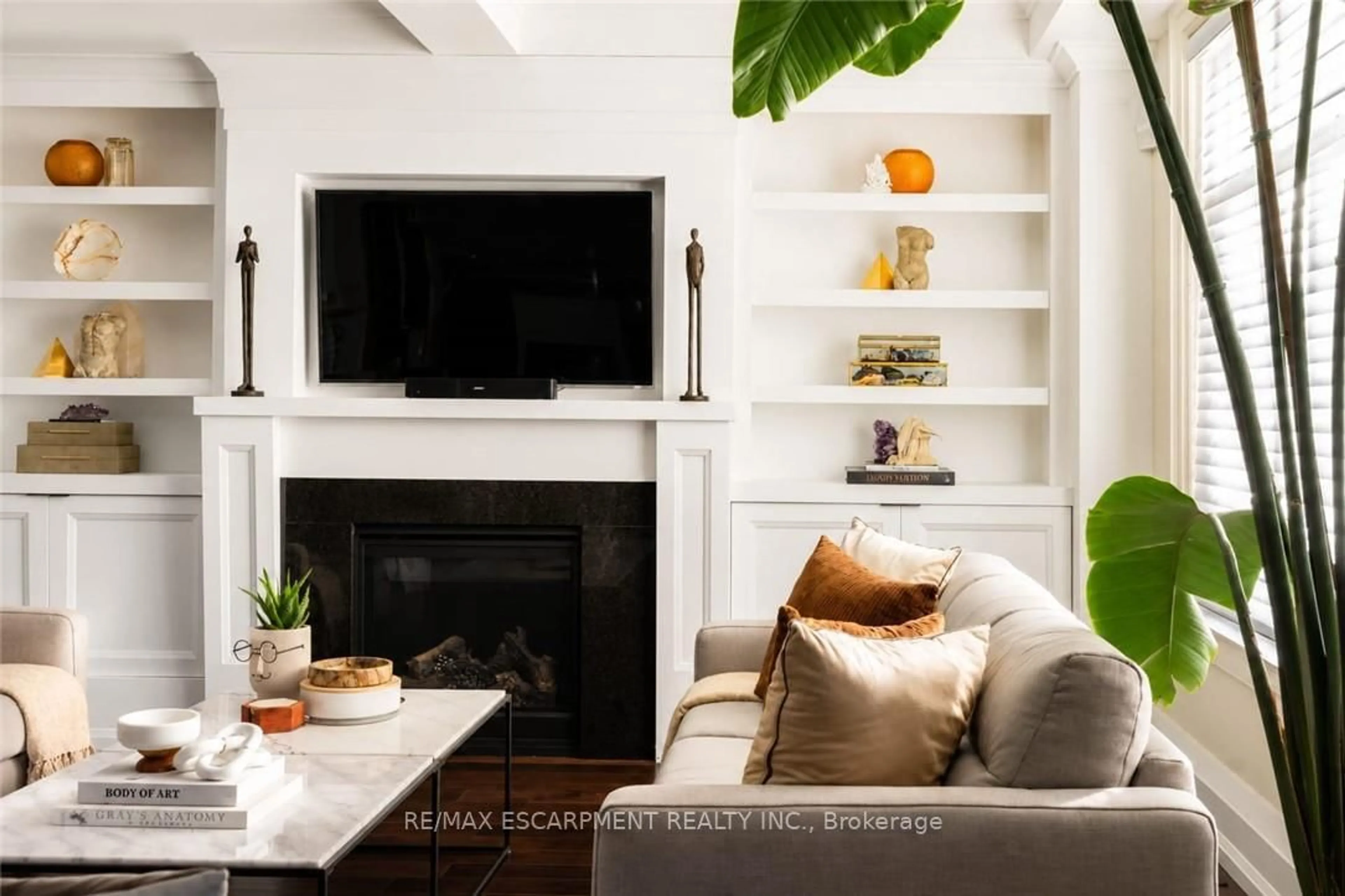 Living room with furniture, unknown for 41 Creanona Blvd, Hamilton Ontario L8E 5G2