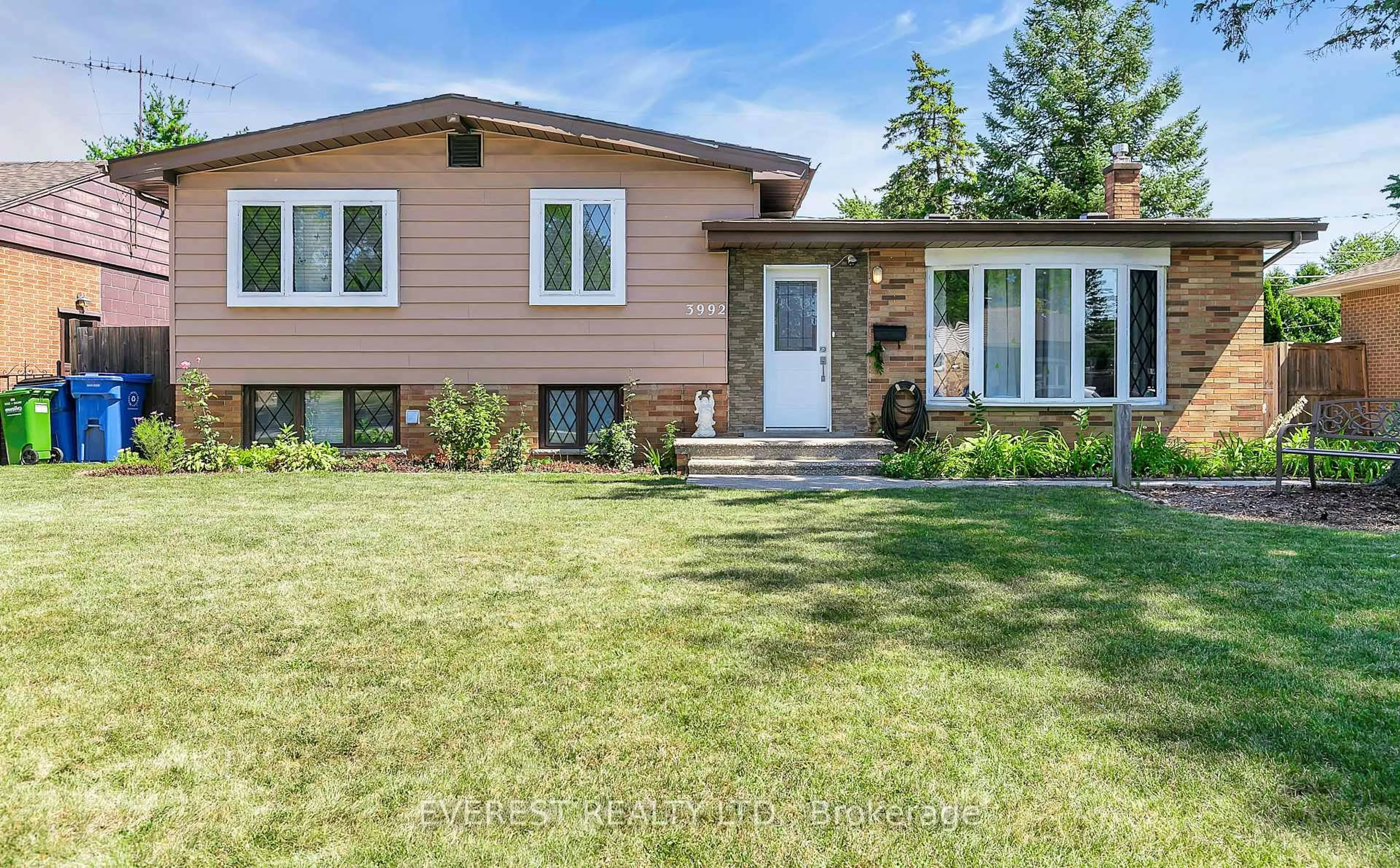 Home with vinyl exterior material, street for 3992 Longfellow Ave, Windsor Ontario N9G 2B3