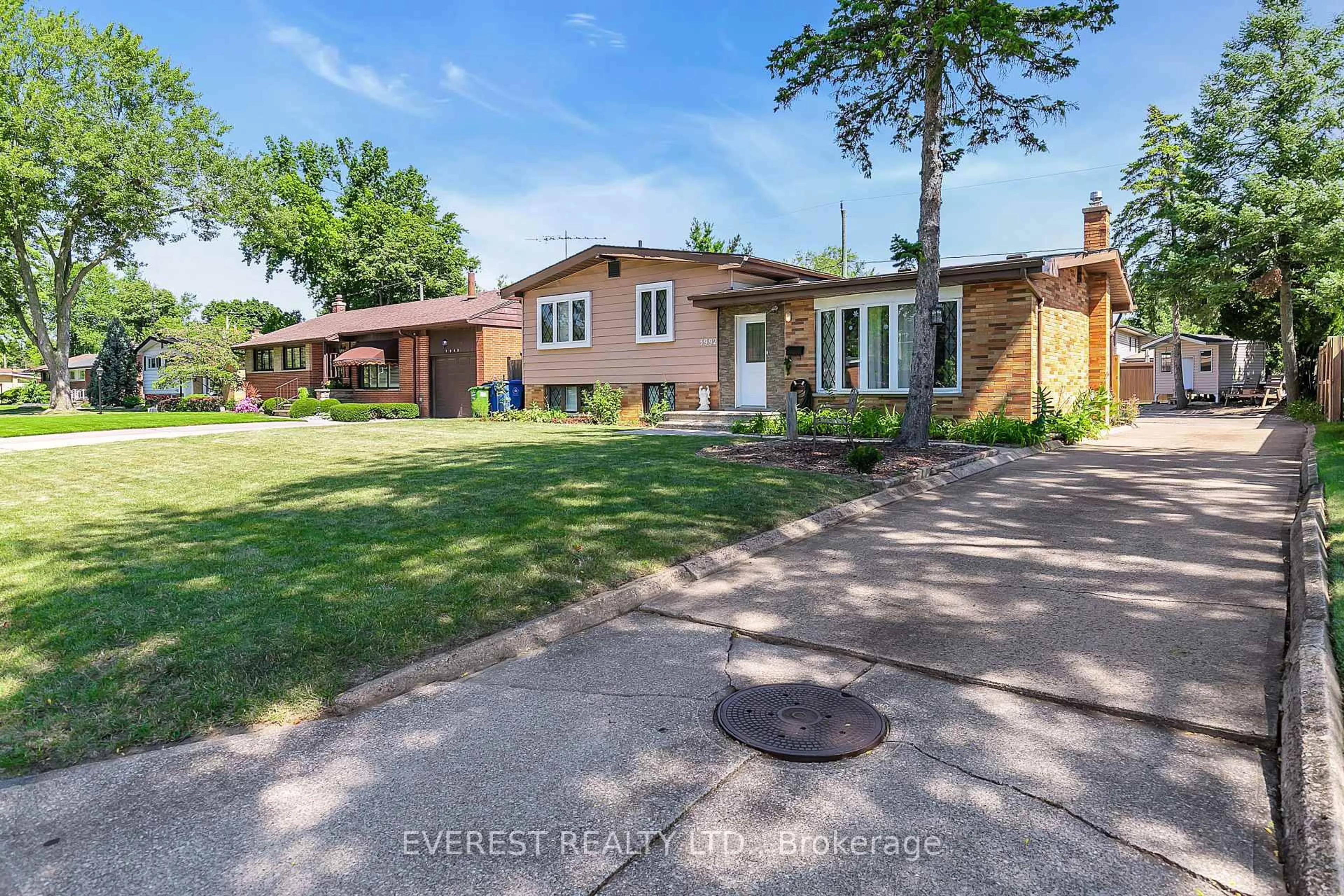 A pic from outside/outdoor area/front of a property/back of a property/a pic from drone, street for 3992 Longfellow Ave, Windsor Ontario N9G 2B3