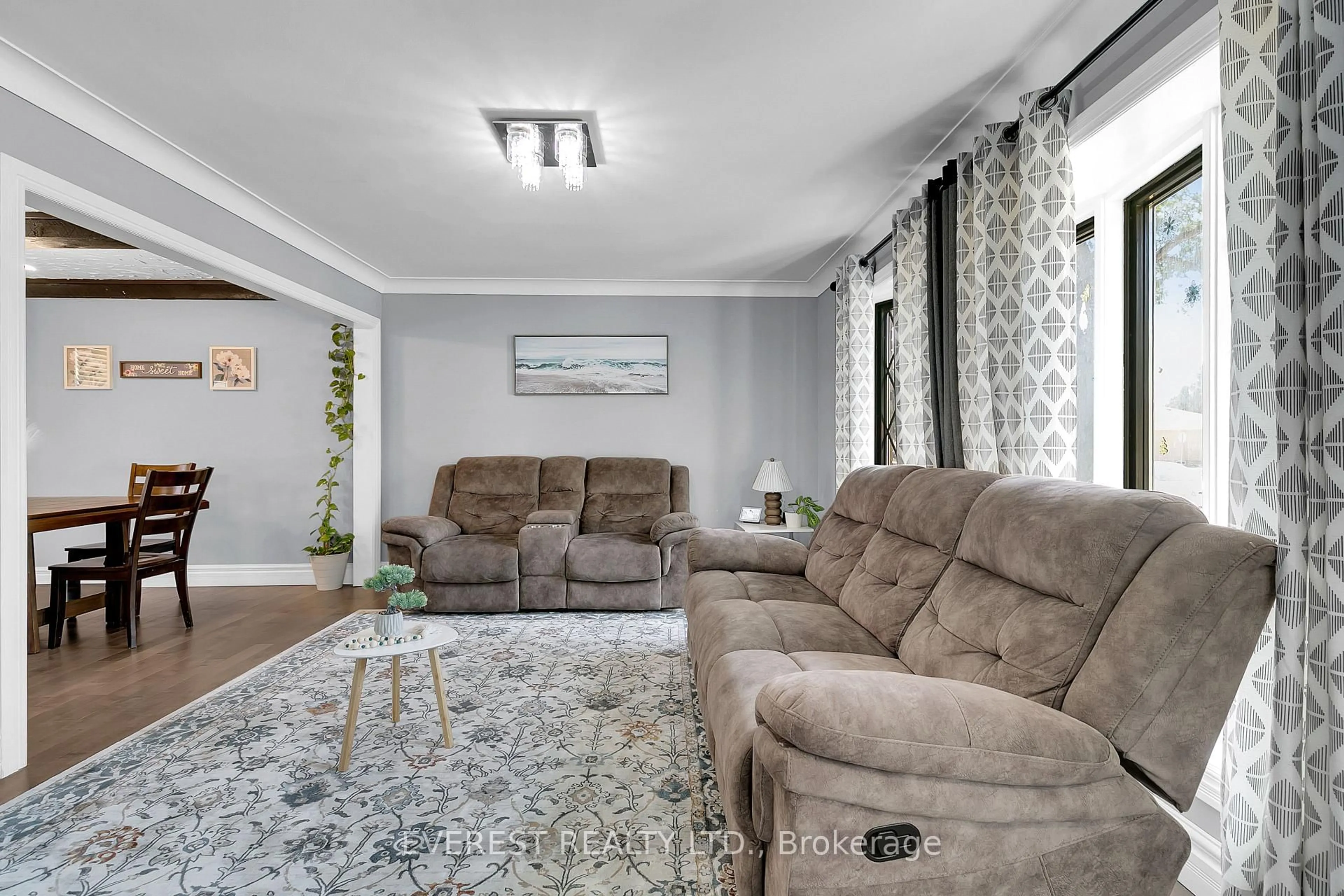 Living room with furniture, carpet floor for 3992 Longfellow Ave, Windsor Ontario N9G 2B3