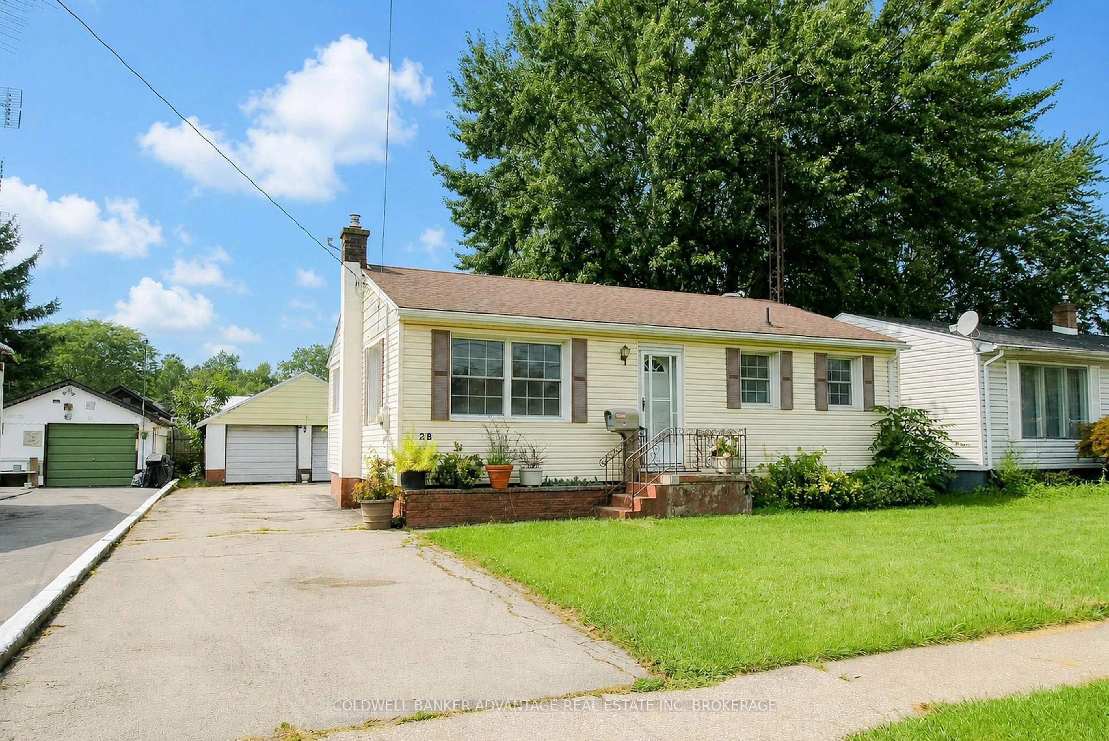 Home with vinyl exterior material, street for 28 Marshall Ave, Welland Ontario L3C 2N2