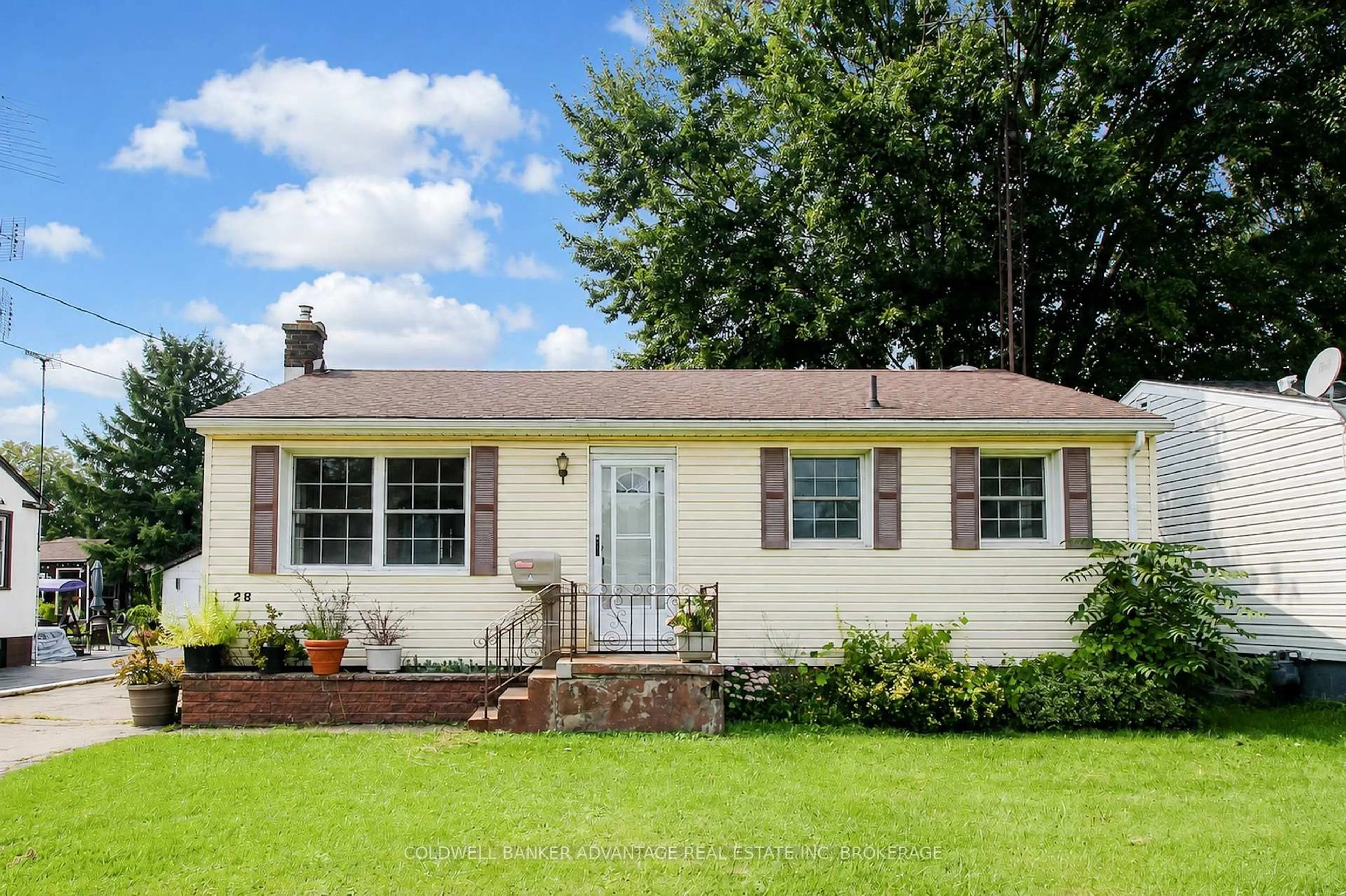 Home with vinyl exterior material, street for 28 Marshall Ave, Welland Ontario L3C 2N2