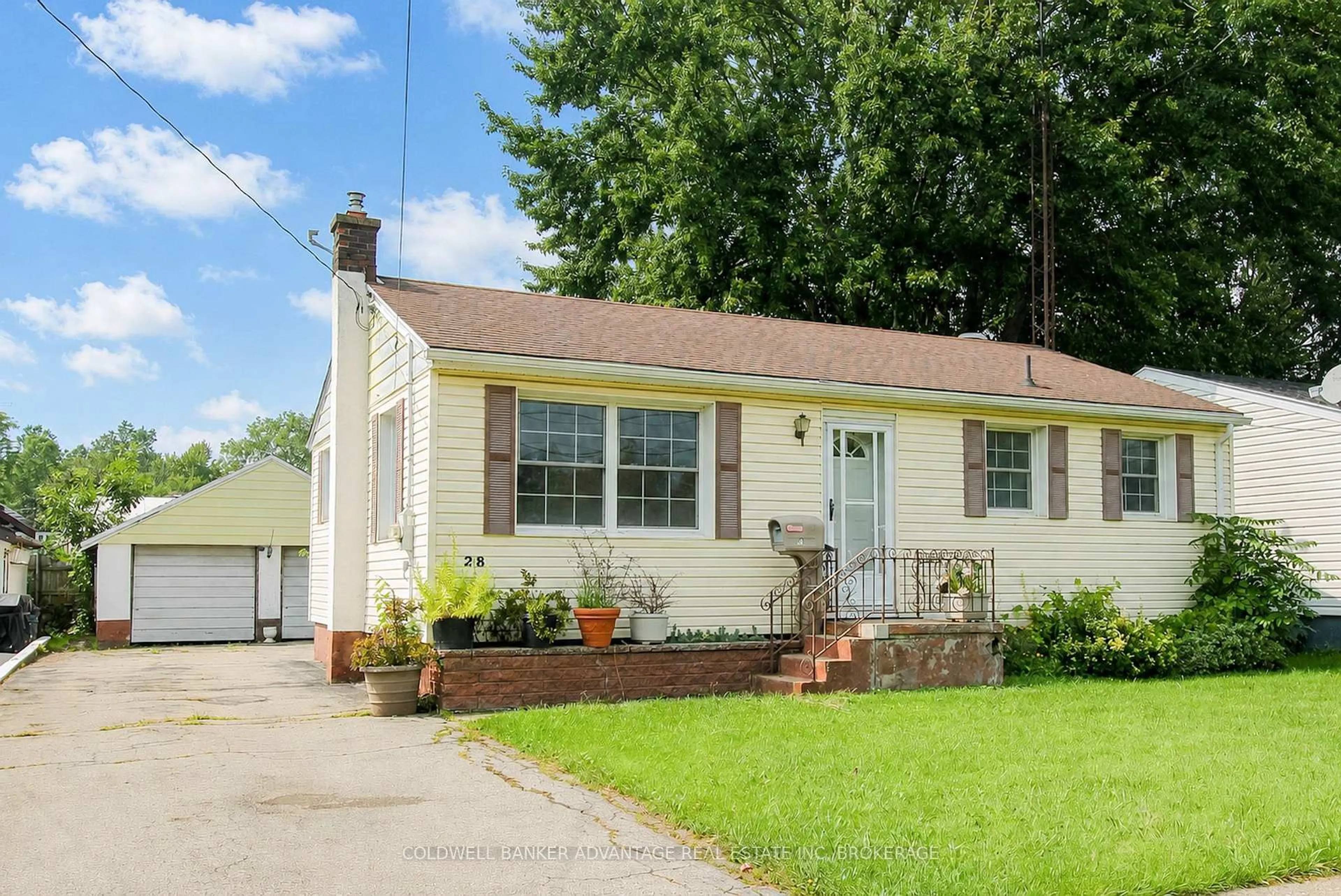 Home with vinyl exterior material, street for 28 Marshall Ave, Welland Ontario L3C 2N2