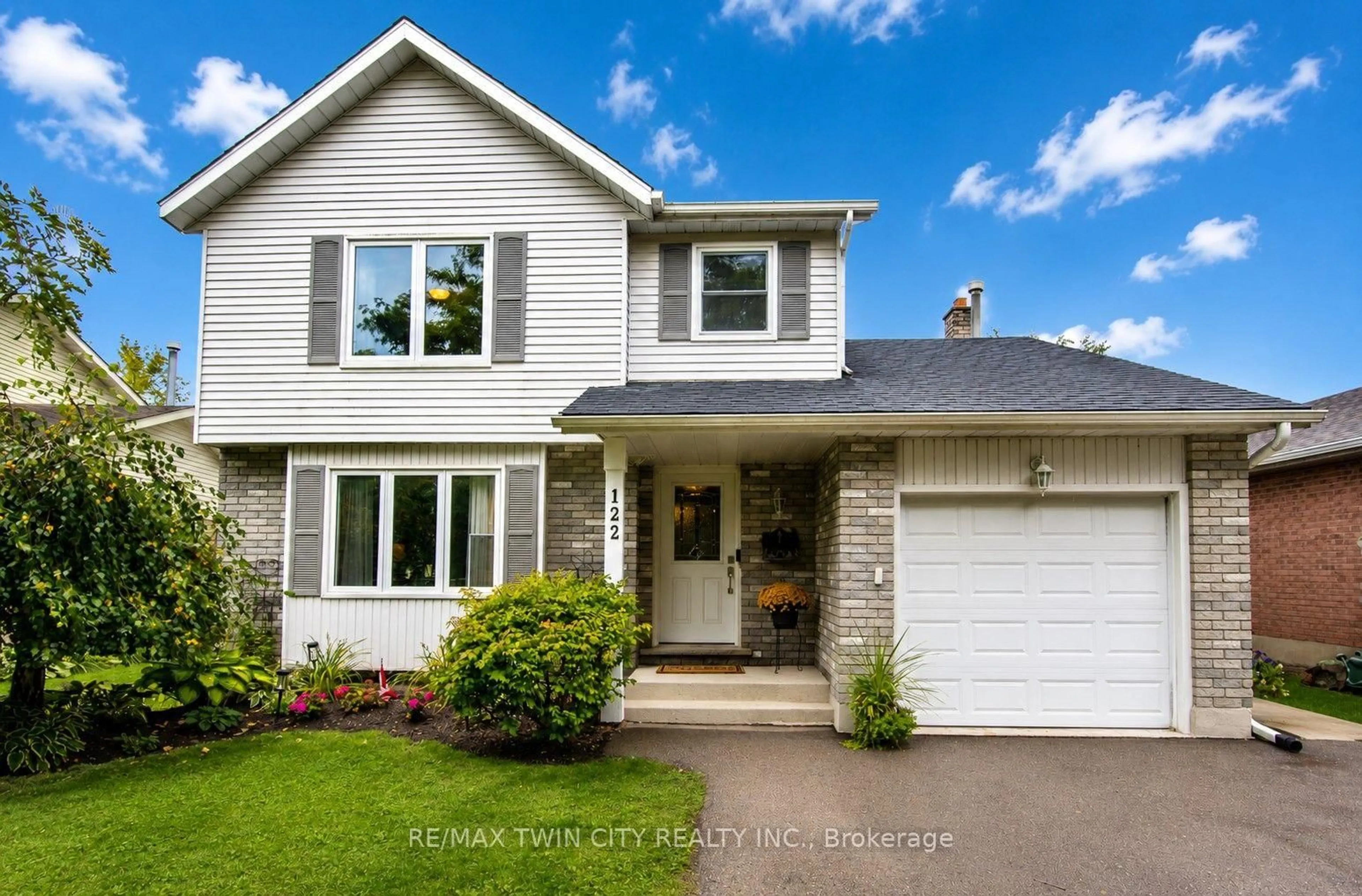 Home with vinyl exterior material, street for 122 Bier Cres, Wilmot Ontario N3A 1Y4