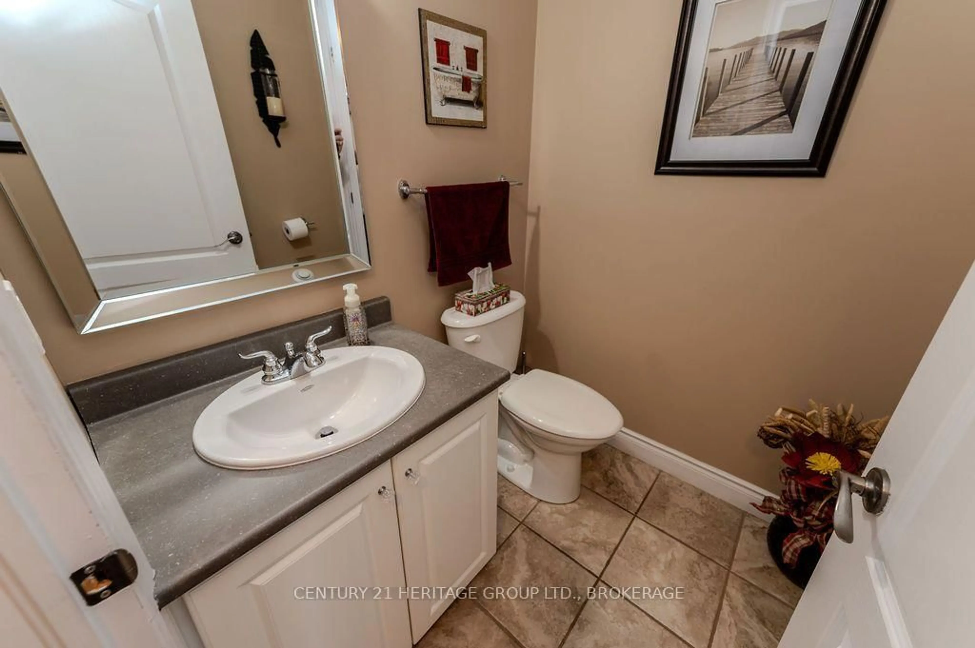 Standard bathroom, ceramic/tile floor for 1103 Crossfield Ave, Kingston Ontario K7P 0G7