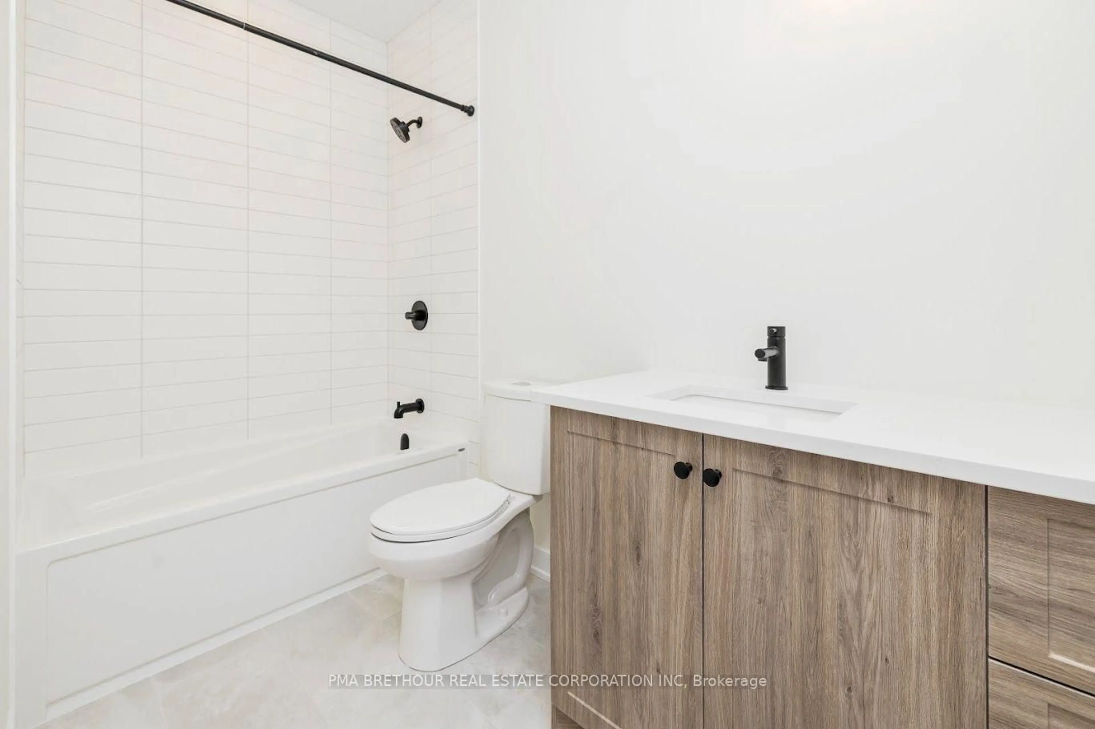 Standard bathroom, unknown for 220 Trudeau Cres, Russell Ontario K4R 1E5