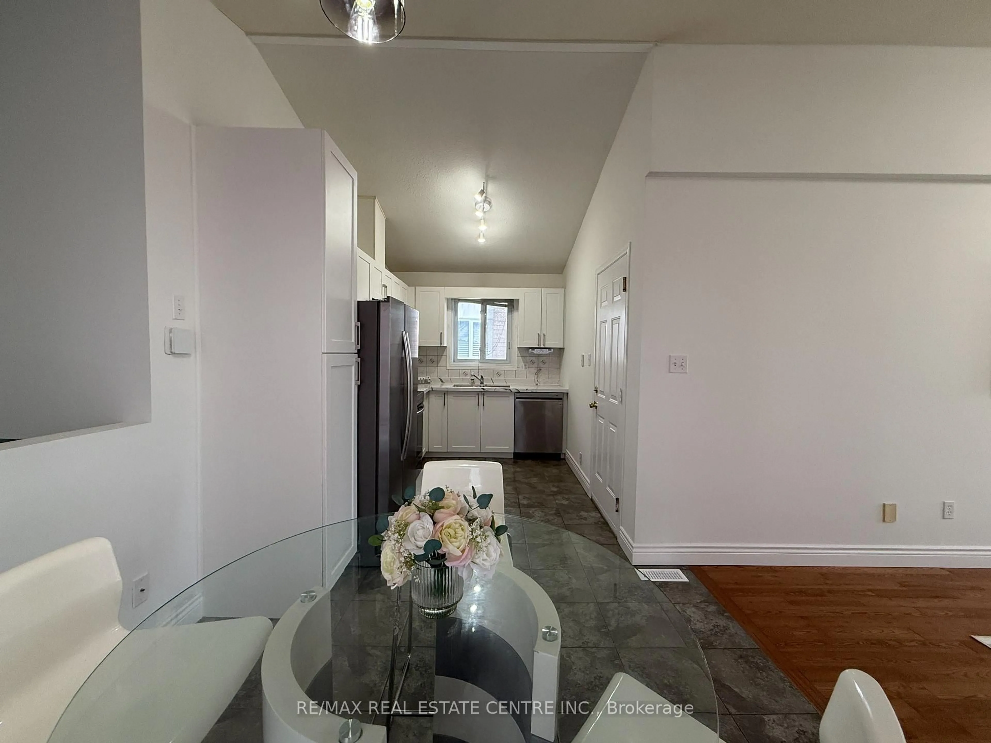 Indoor foyer for 168 Copper Leaf St, Kitchener Ontario N2E 3V9