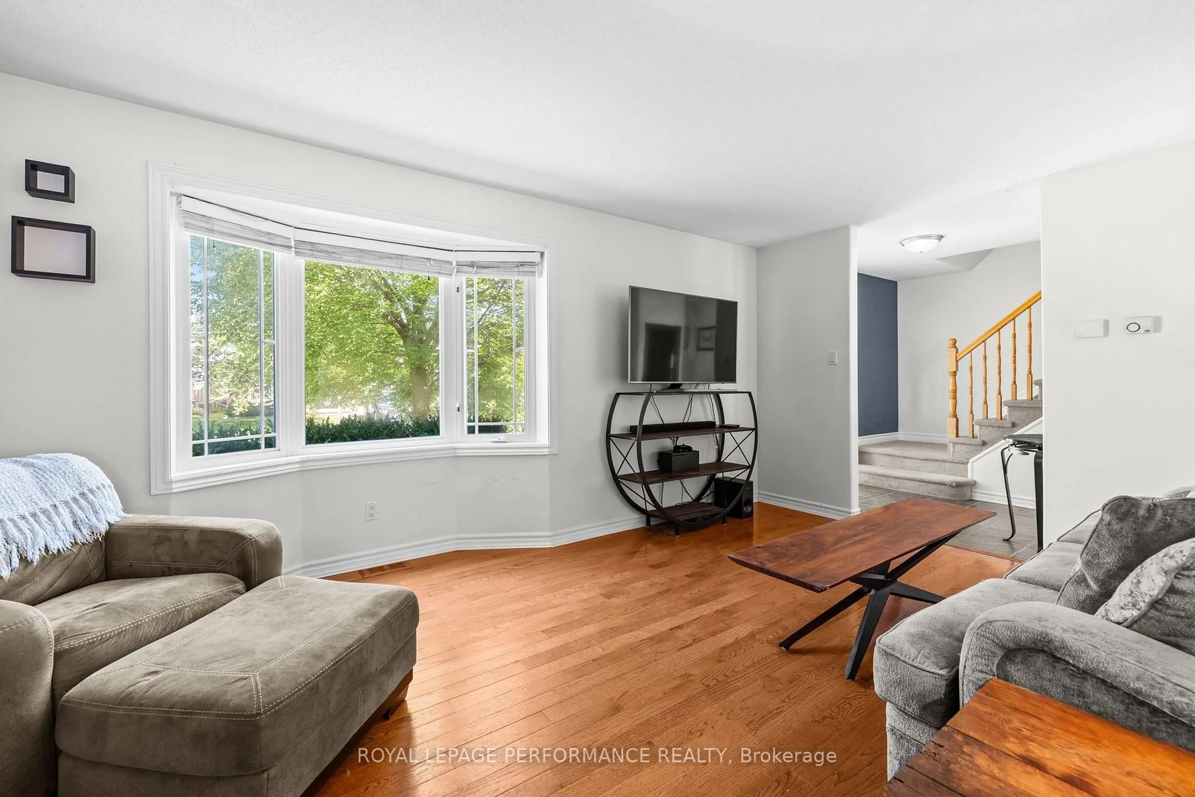 Living room with furniture, unknown for 407 Centenaire St, Russell Ontario K0A 1W0