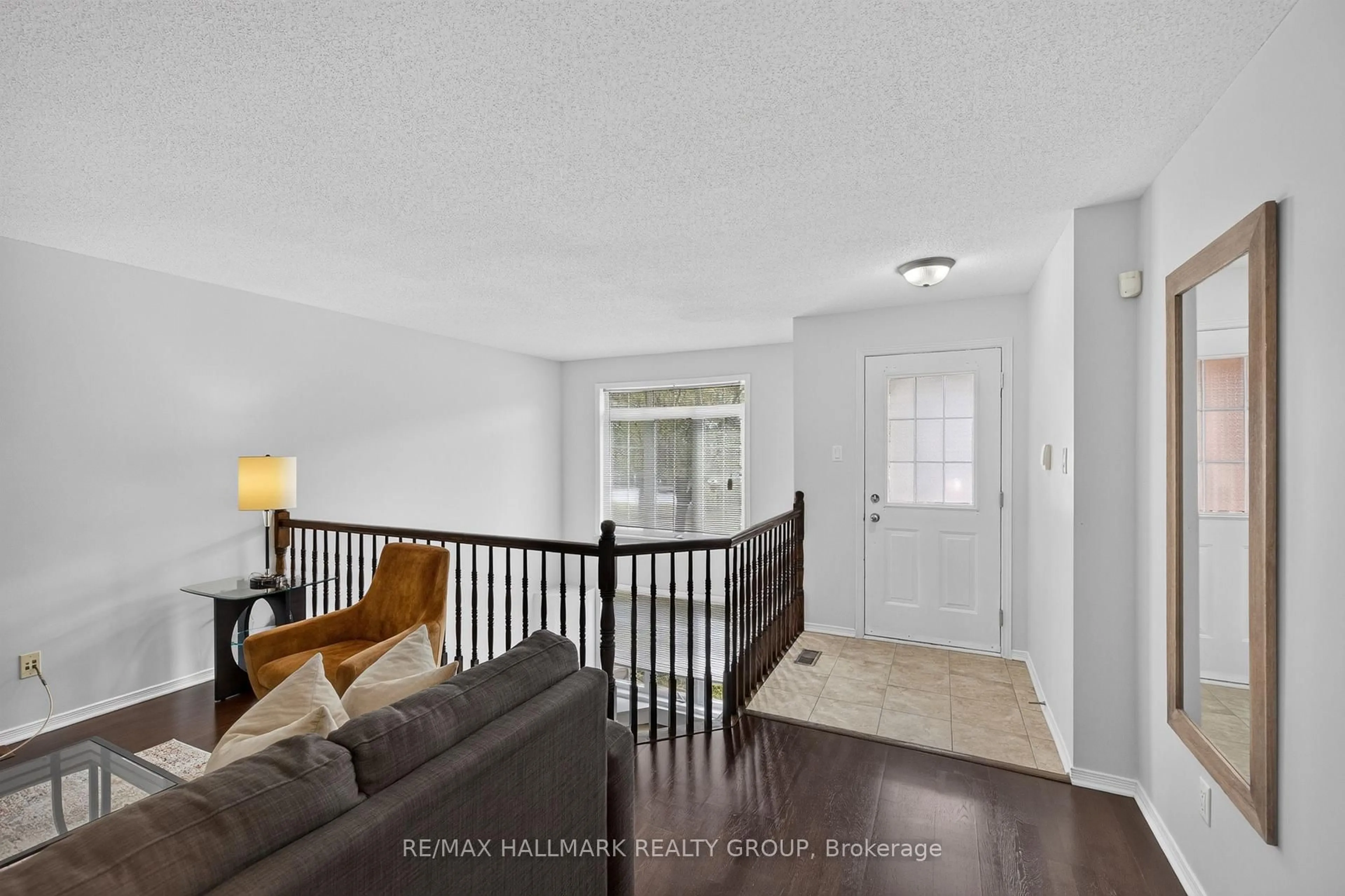 Indoor entryway for 70 Edenvale Dr #161, Ottawa Ontario K2K 3N7