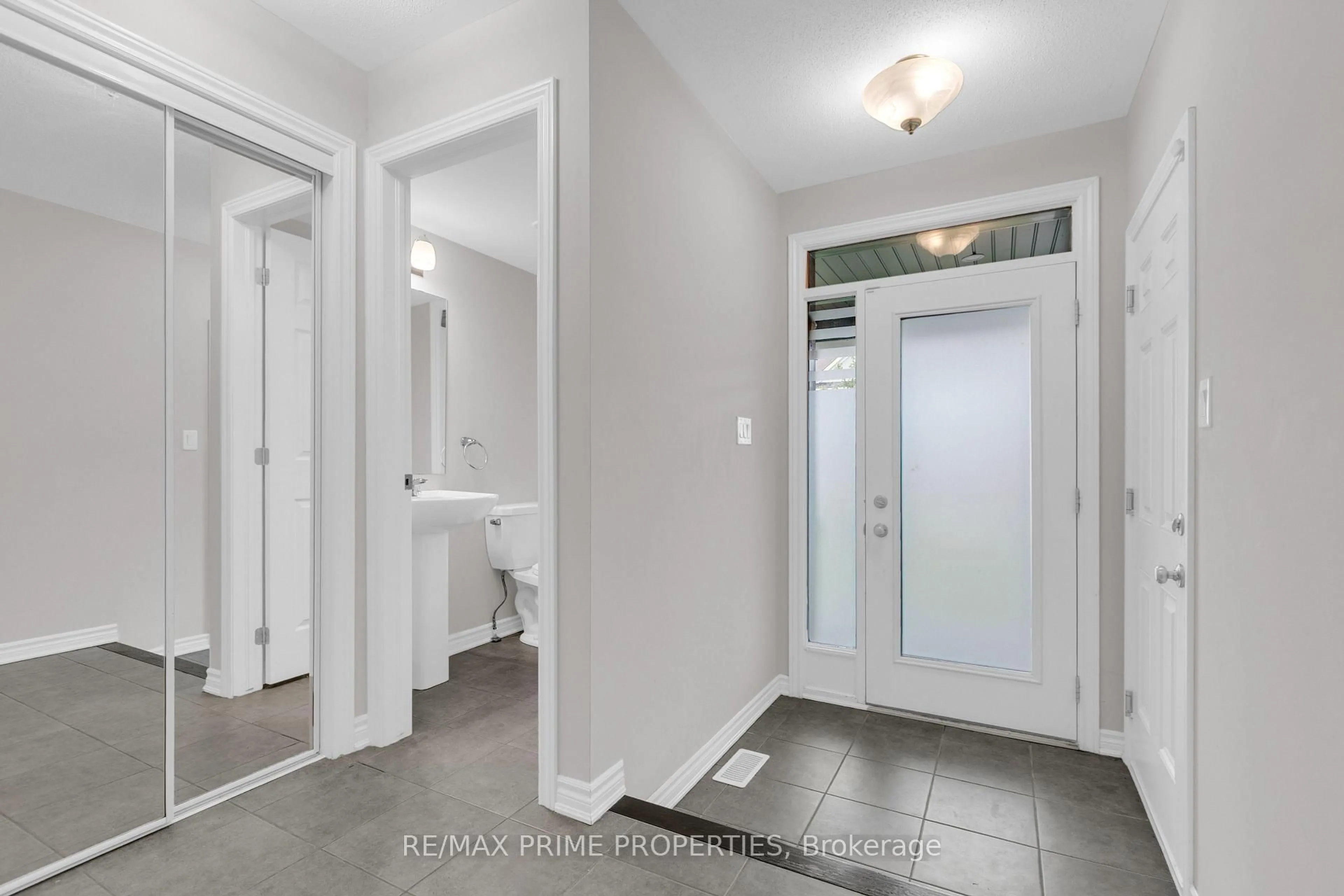 Indoor entryway for 136 Lanceleaf Way, Stittsville Ontario K2V 0J9