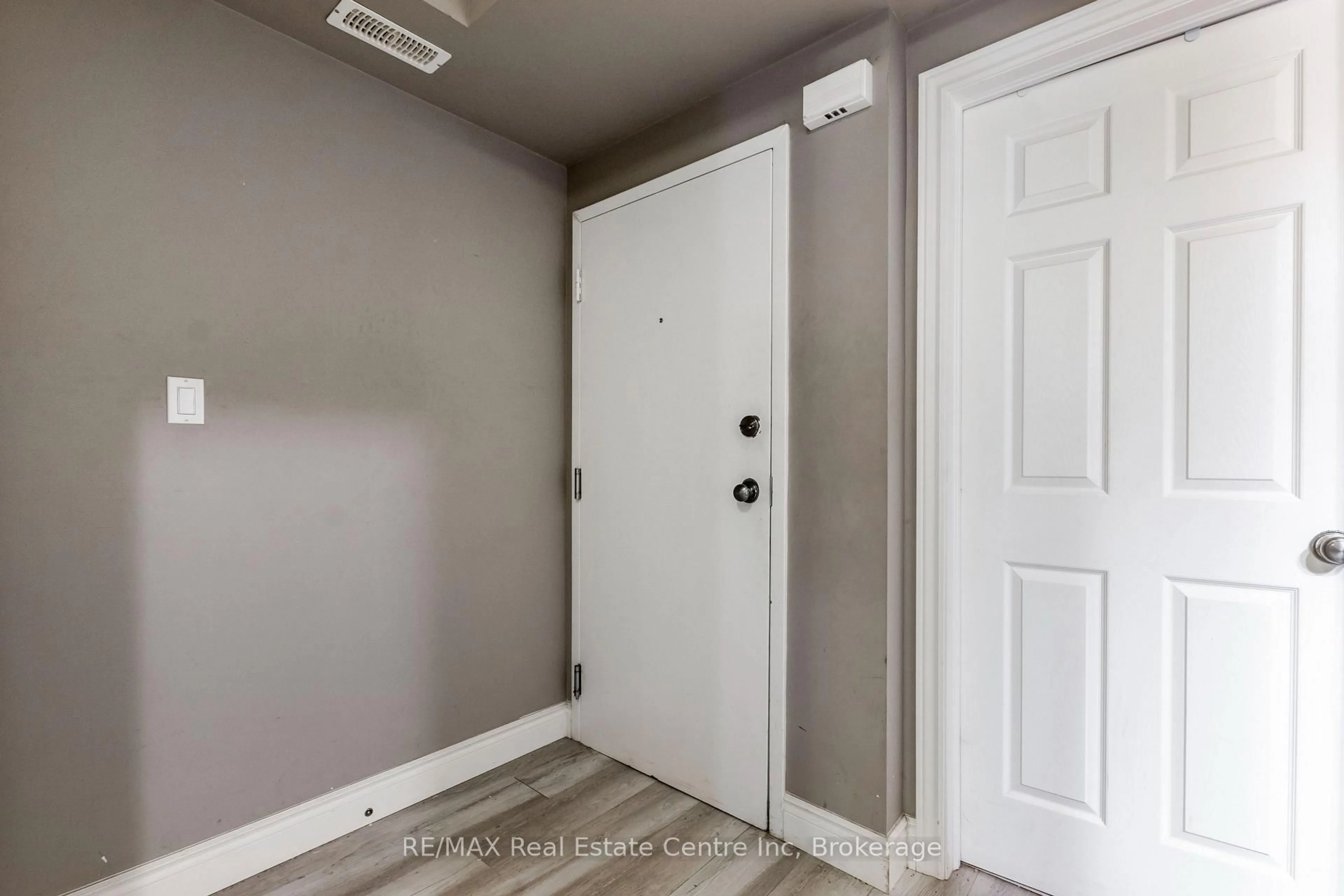 Indoor entryway for 38 Howe Dr #8B, Kitchener Ontario N2E 0E3