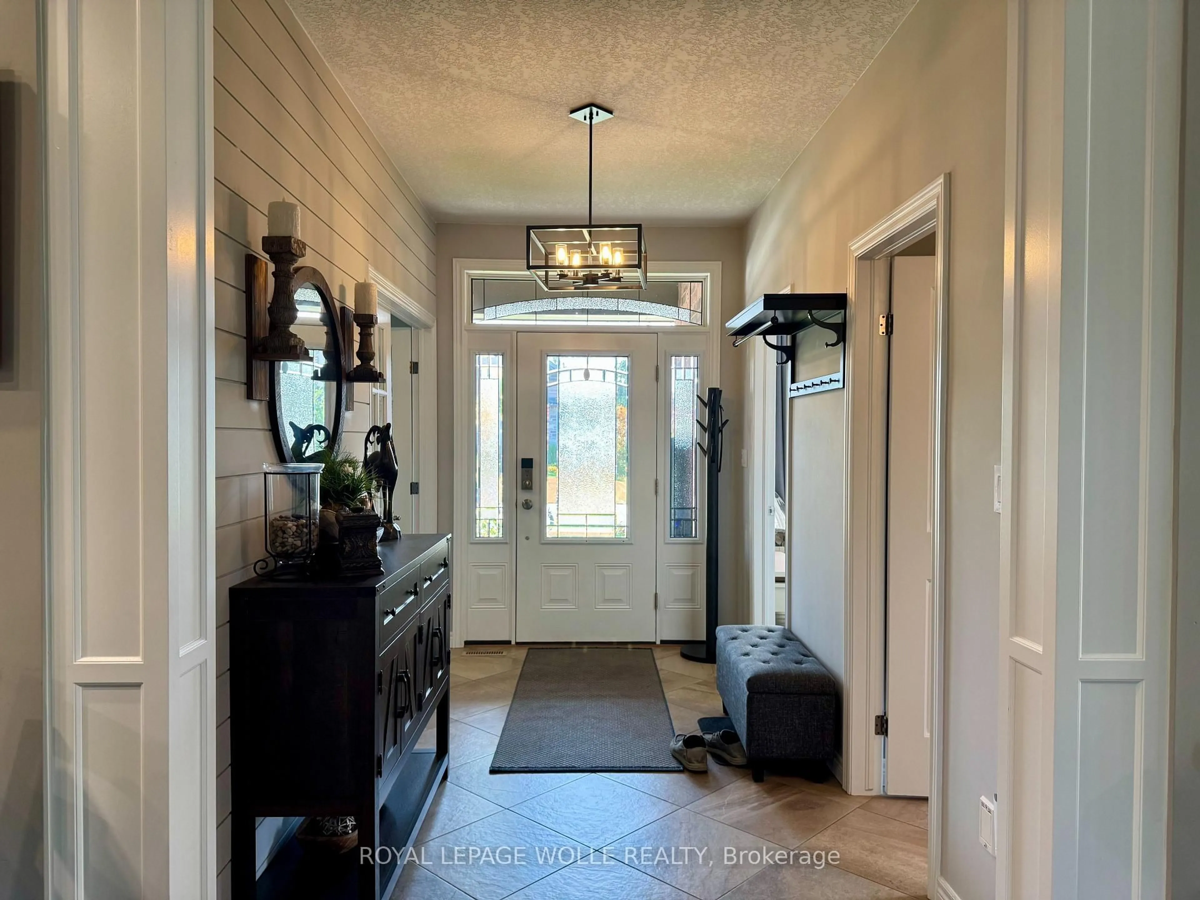 Indoor entryway for 42 Graydon Dr, South-West Oxford Ontario N0J 1N0