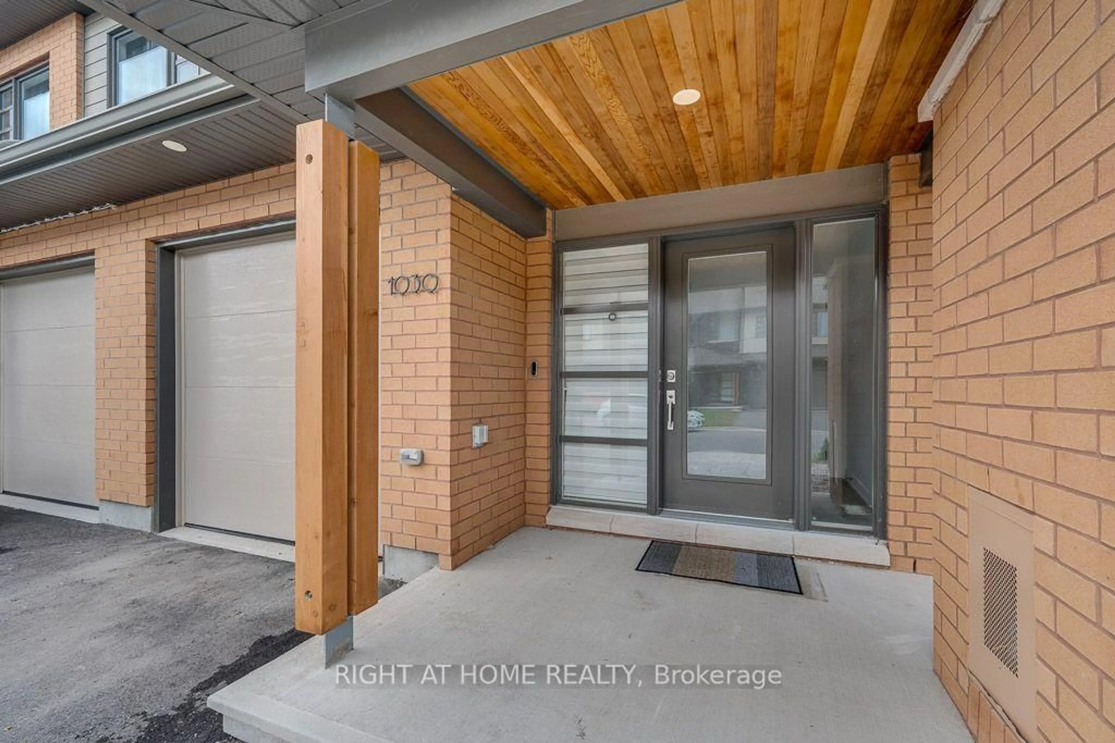 Indoor entryway for 1030 EIDER St, Ottawa Ontario K4M 0P4